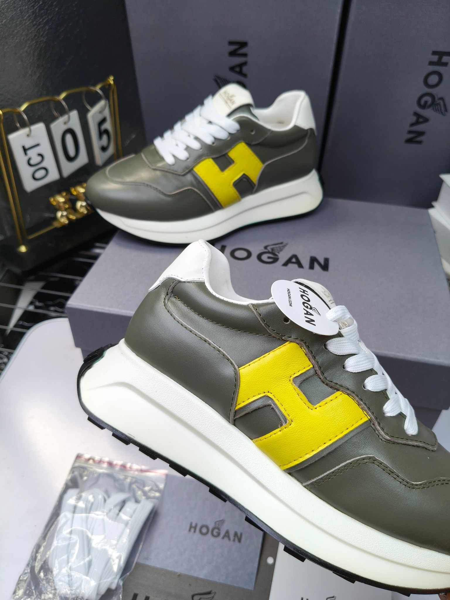 hogan
霍根 H-STRIS系列情侣款老爹鞋，
出280
厚底休闲运动鞋。
原版购入开发做货👍🏻
此款H-STRIS系列运动鞋采用竖条和波纹的厚底设计，令整鞋焕发新意活力，穿梭型格畅想，抢占视线焦点，再掀现代感都市风潮。🤩
面料：原版定制进口牛皮材质
内里：原版定制透气网里
鞋底：独家开模超轻发泡材质
底厚：约5.5cm
码数：女35-40（40.41定做）
 男39-44(38. 45.46定做)#小程序://微商相册/高清看款/7bEi7o32SyhKL8y