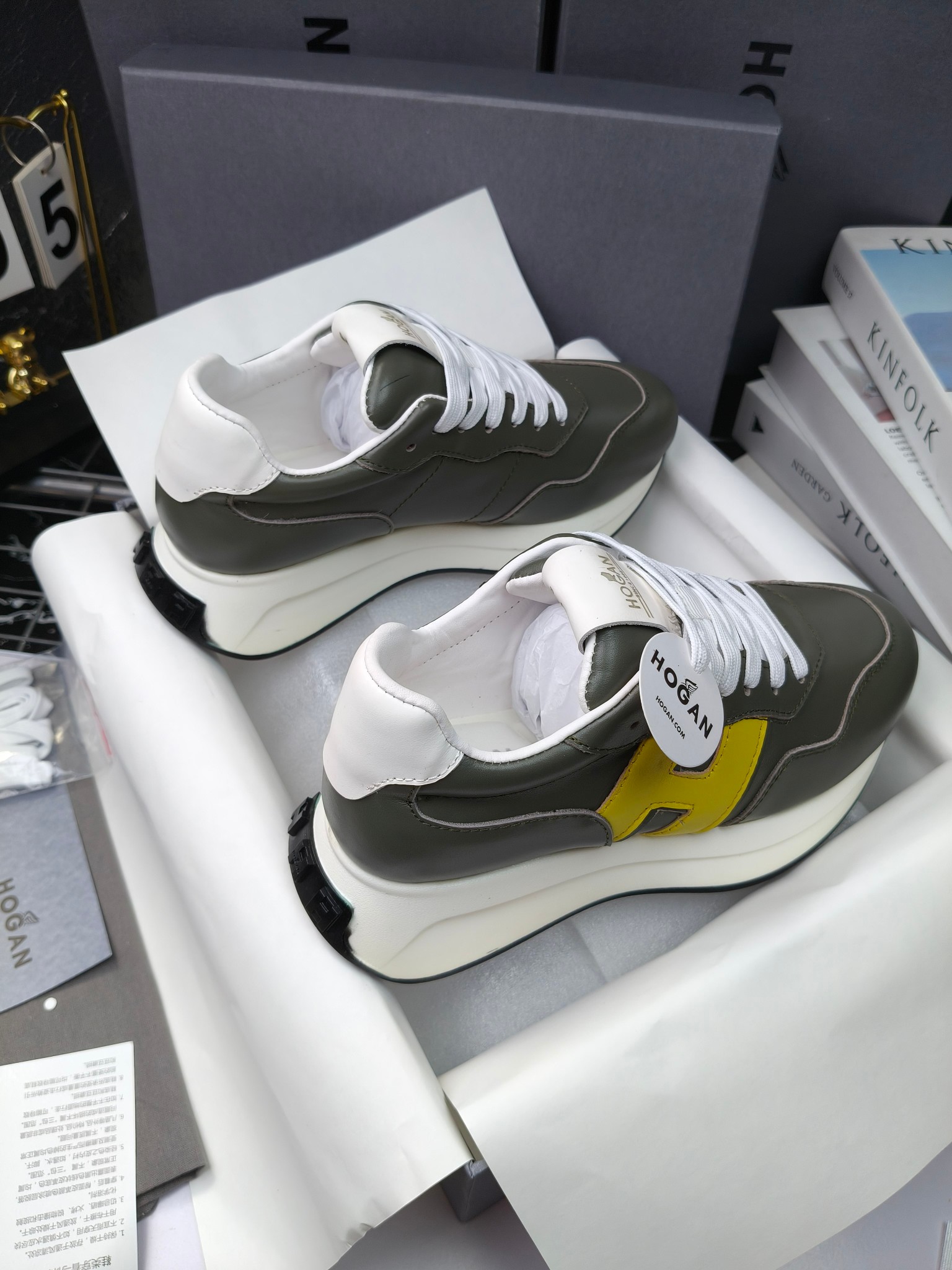 hogan
霍根 H-STRIS系列情侣款老爹鞋，
出280
厚底休闲运动鞋。
原版购入开发做货👍🏻
此款H-STRIS系列运动鞋采用竖条和波纹的厚底设计，令整鞋焕发新意活力，穿梭型格畅想，抢占视线焦点，再掀现代感都市风潮。🤩
面料：原版定制进口牛皮材质
内里：原版定制透气网里
鞋底：独家开模超轻发泡材质
底厚：约5.5cm
码数：女35-40（40.41定做）
 男39-44(38. 45.46定做)#小程序://微商相册/高清看款/7bEi7o32SyhKL8y