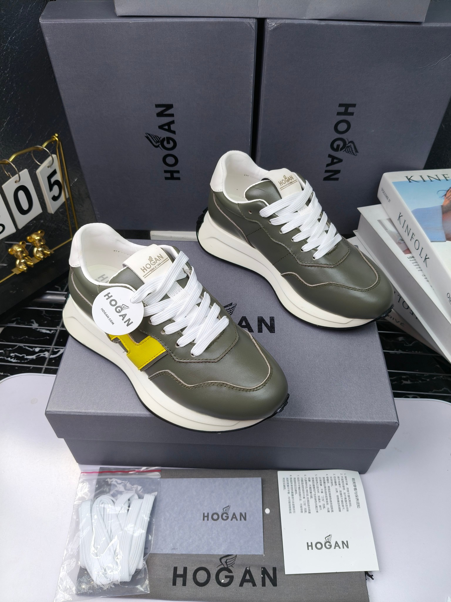 hogan
霍根 H-STRIS系列情侣款老爹鞋，
出280
厚底休闲运动鞋。
原版购入开发做货👍🏻
此款H-STRIS系列运动鞋采用竖条和波纹的厚底设计，令整鞋焕发新意活力，穿梭型格畅想，抢占视线焦点，再掀现代感都市风潮。🤩
面料：原版定制进口牛皮材质
内里：原版定制透气网里
鞋底：独家开模超轻发泡材质
底厚：约5.5cm
码数：女35-40（40.41定做）
 男39-44(38. 45.46定做)#小程序://微商相册/高清看款/7bEi7o32SyhKL8y