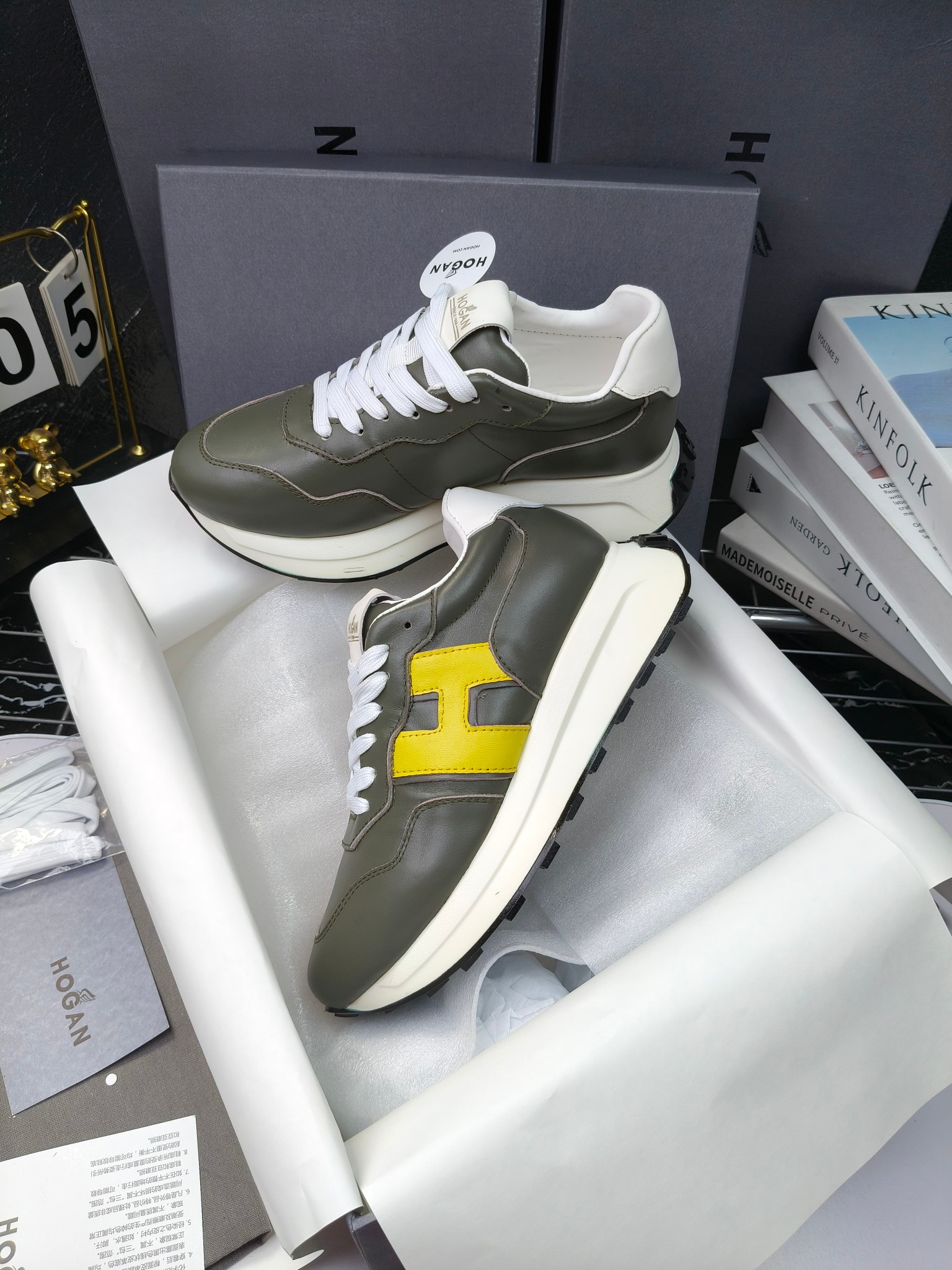 hogan
霍根 H-STRIS系列情侣款老爹鞋，
出280
厚底休闲运动鞋。
原版购入开发做货👍🏻
此款H-STRIS系列运动鞋采用竖条和波纹的厚底设计，令整鞋焕发新意活力，穿梭型格畅想，抢占视线焦点，再掀现代感都市风潮。🤩
面料：原版定制进口牛皮材质
内里：原版定制透气网里
鞋底：独家开模超轻发泡材质
底厚：约5.5cm
码数：女35-40（40.41定做）
 男39-44(38. 45.46定做)#小程序://微商相册/高清看款/7bEi7o32SyhKL8y