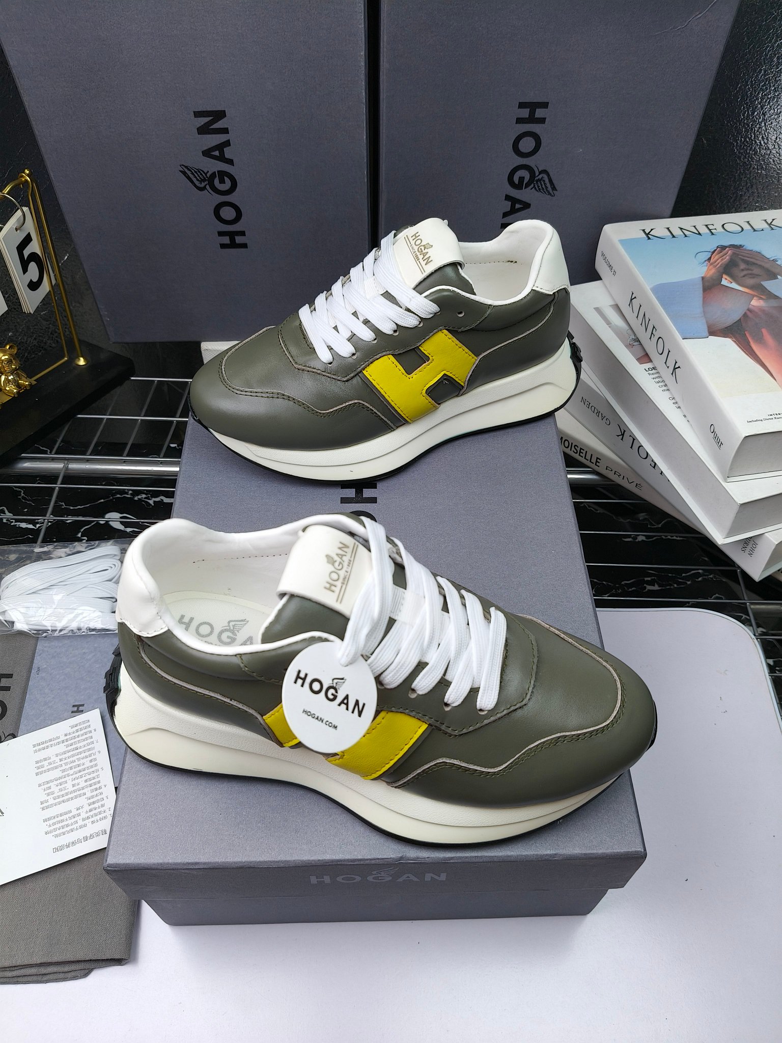 hogan
霍根 H-STRIS系列情侣款老爹鞋，
出280
厚底休闲运动鞋。
原版购入开发做货👍🏻
此款H-STRIS系列运动鞋采用竖条和波纹的厚底设计，令整鞋焕发新意活力，穿梭型格畅想，抢占视线焦点，再掀现代感都市风潮。🤩
面料：原版定制进口牛皮材质
内里：原版定制透气网里
鞋底：独家开模超轻发泡材质
底厚：约5.5cm
码数：女35-40（40.41定做）
 男39-44(38. 45.46定做)#小程序://微商相册/高清看款/7bEi7o32SyhKL8y