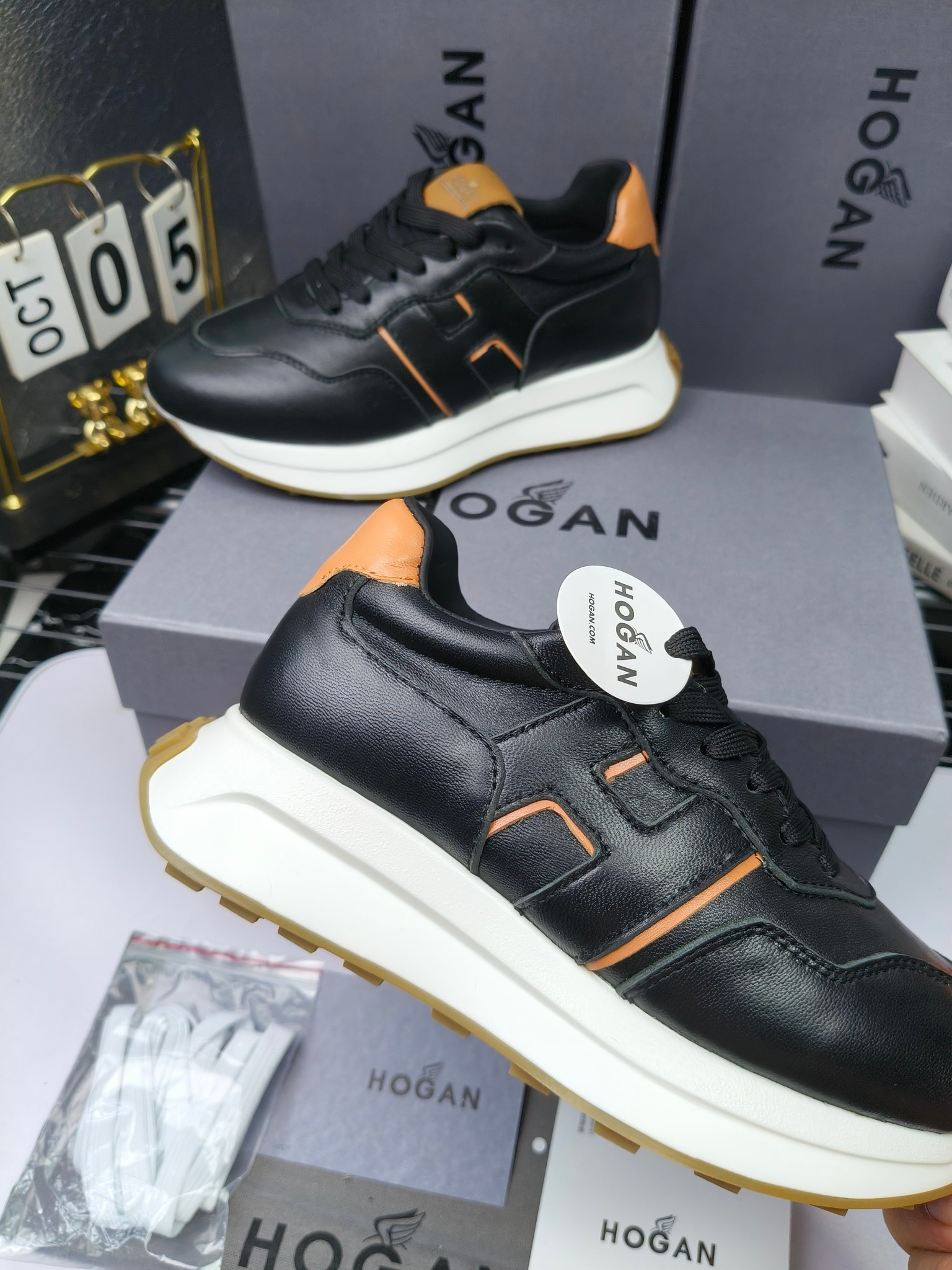 hogan
霍根 H-STRIS系列情侣款老爹鞋，
出280
厚底休闲运动鞋。
原版购入开发做货👍🏻
此款H-STRIS系列运动鞋采用竖条和波纹的厚底设计，令整鞋焕发新意活力，穿梭型格畅想，抢占视线焦点，再掀现代感都市风潮。🤩
面料：原版定制进口牛皮材质
内里：原版定制透气网里
鞋底：独家开模超轻发泡材质
底厚：约5.5cm
码数：女35-40（40.41定做）
 男39-44(38. 45.46定做)#小程序://微商相册/高清看款/7bEi7o32SyhKL8y