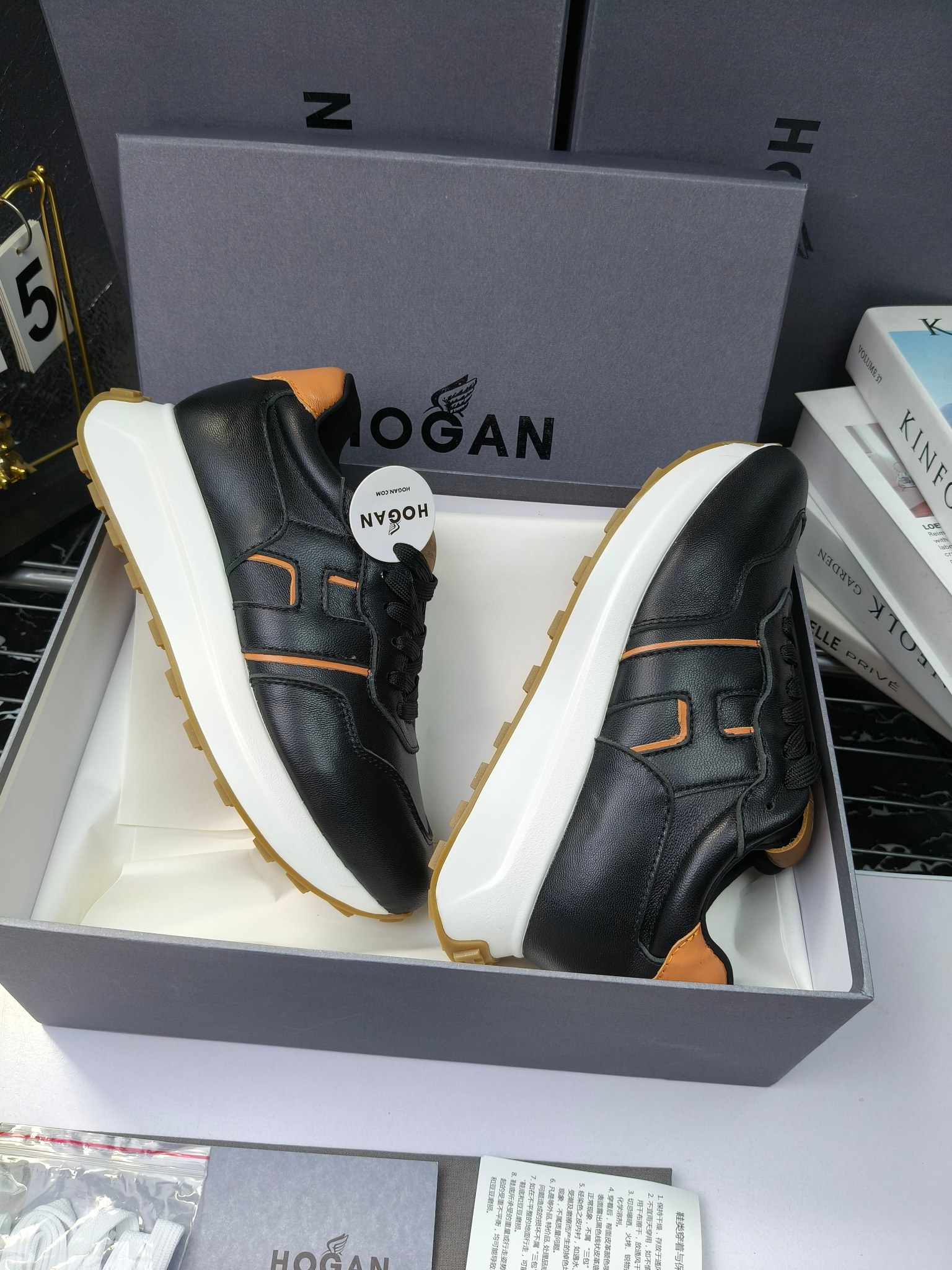 hogan
霍根 H-STRIS系列情侣款老爹鞋，
出280
厚底休闲运动鞋。
原版购入开发做货👍🏻
此款H-STRIS系列运动鞋采用竖条和波纹的厚底设计，令整鞋焕发新意活力，穿梭型格畅想，抢占视线焦点，再掀现代感都市风潮。🤩
面料：原版定制进口牛皮材质
内里：原版定制透气网里
鞋底：独家开模超轻发泡材质
底厚：约5.5cm
码数：女35-40（40.41定做）
 男39-44(38. 45.46定做)#小程序://微商相册/高清看款/7bEi7o32SyhKL8y