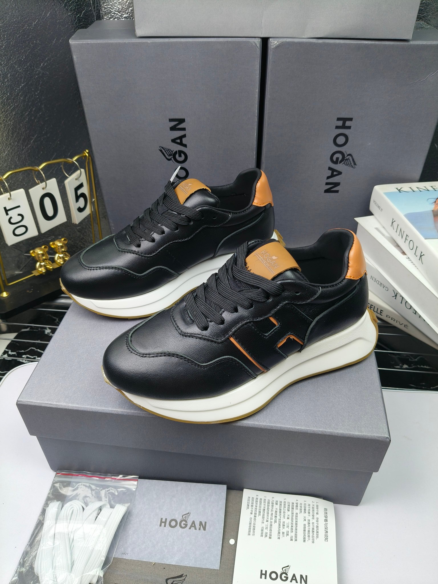 hogan
霍根 H-STRIS系列情侣款老爹鞋，
出280
厚底休闲运动鞋。
原版购入开发做货👍🏻
此款H-STRIS系列运动鞋采用竖条和波纹的厚底设计，令整鞋焕发新意活力，穿梭型格畅想，抢占视线焦点，再掀现代感都市风潮。🤩
面料：原版定制进口牛皮材质
内里：原版定制透气网里
鞋底：独家开模超轻发泡材质
底厚：约5.5cm
码数：女35-40（40.41定做）
 男39-44(38. 45.46定做)#小程序://微商相册/高清看款/7bEi7o32SyhKL8y