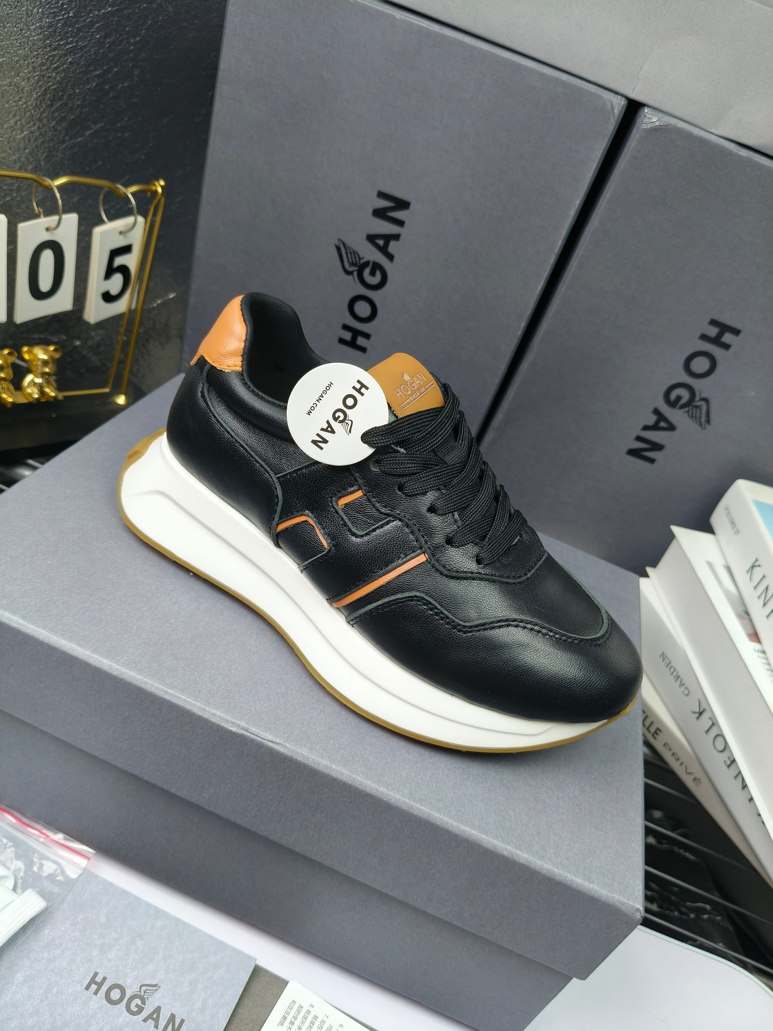 hogan
霍根 H-STRIS系列情侣款老爹鞋，
出280
厚底休闲运动鞋。
原版购入开发做货👍🏻
此款H-STRIS系列运动鞋采用竖条和波纹的厚底设计，令整鞋焕发新意活力，穿梭型格畅想，抢占视线焦点，再掀现代感都市风潮。🤩
面料：原版定制进口牛皮材质
内里：原版定制透气网里
鞋底：独家开模超轻发泡材质
底厚：约5.5cm
码数：女35-40（40.41定做）
 男39-44(38. 45.46定做)#小程序://微商相册/高清看款/7bEi7o32SyhKL8y