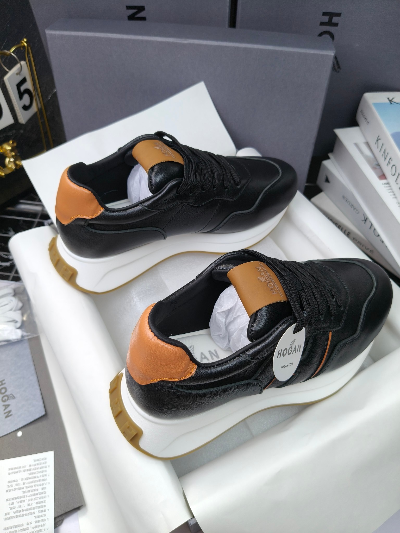 hogan
霍根 H-STRIS系列情侣款老爹鞋，
出280
厚底休闲运动鞋。
原版购入开发做货👍🏻
此款H-STRIS系列运动鞋采用竖条和波纹的厚底设计，令整鞋焕发新意活力，穿梭型格畅想，抢占视线焦点，再掀现代感都市风潮。🤩
面料：原版定制进口牛皮材质
内里：原版定制透气网里
鞋底：独家开模超轻发泡材质
底厚：约5.5cm
码数：女35-40（40.41定做）
 男39-44(38. 45.46定做)#小程序://微商相册/高清看款/7bEi7o32SyhKL8y