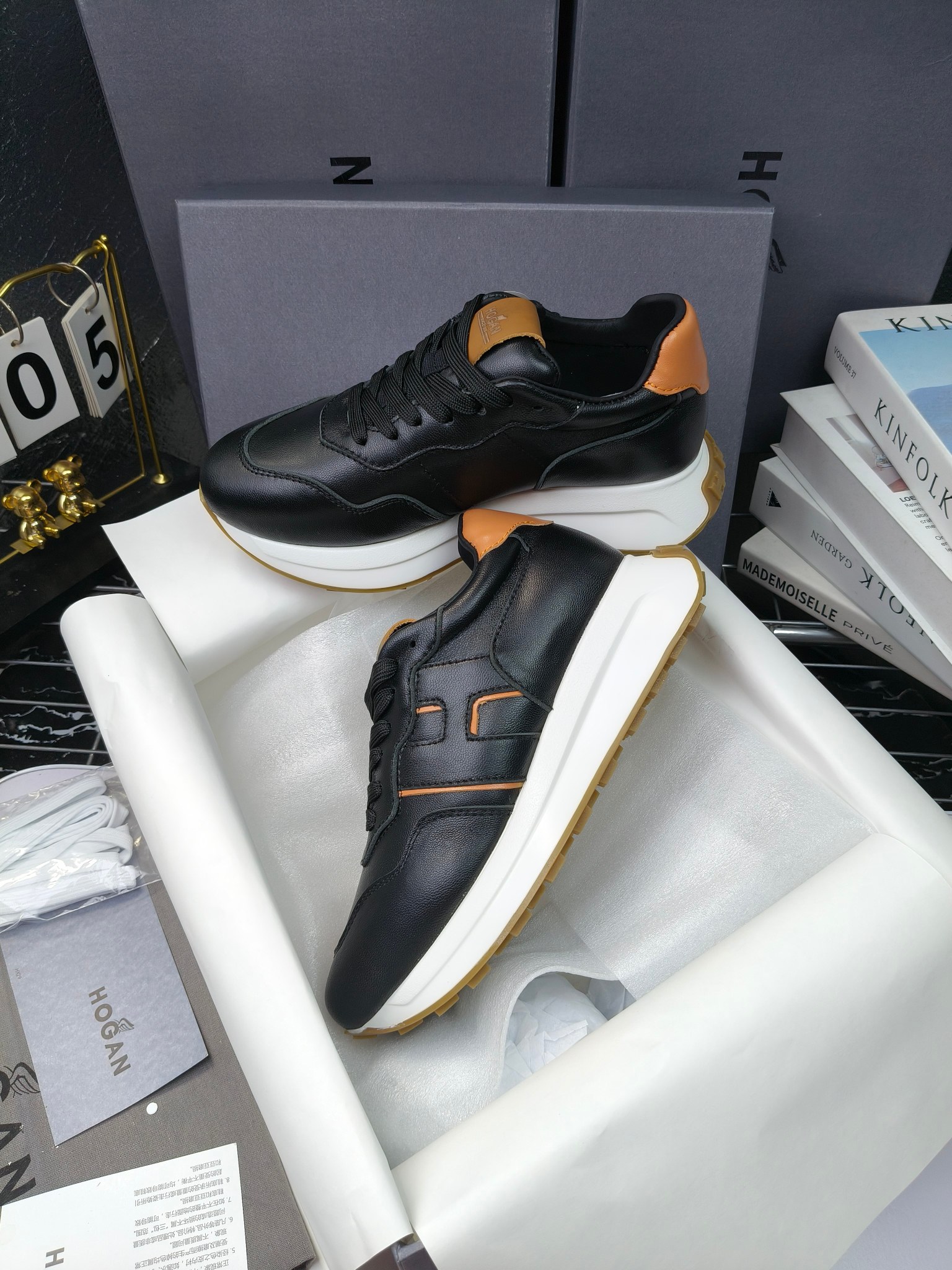 hogan
霍根 H-STRIS系列情侣款老爹鞋，
出280
厚底休闲运动鞋。
原版购入开发做货👍🏻
此款H-STRIS系列运动鞋采用竖条和波纹的厚底设计，令整鞋焕发新意活力，穿梭型格畅想，抢占视线焦点，再掀现代感都市风潮。🤩
面料：原版定制进口牛皮材质
内里：原版定制透气网里
鞋底：独家开模超轻发泡材质
底厚：约5.5cm
码数：女35-40（40.41定做）
 男39-44(38. 45.46定做)#小程序://微商相册/高清看款/7bEi7o32SyhKL8y