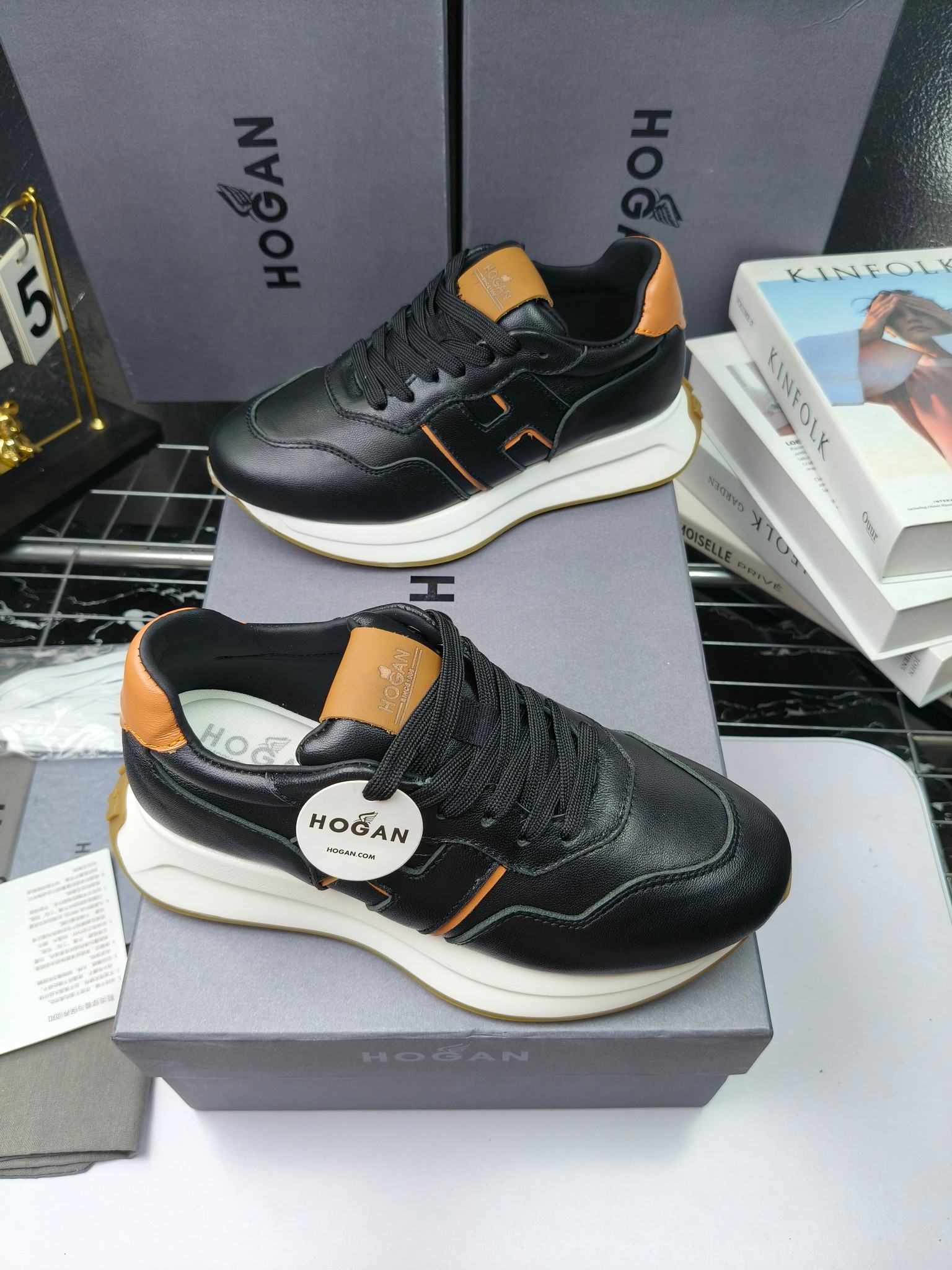 hogan
霍根 H-STRIS系列情侣款老爹鞋，
出280
厚底休闲运动鞋。
原版购入开发做货👍🏻
此款H-STRIS系列运动鞋采用竖条和波纹的厚底设计，令整鞋焕发新意活力，穿梭型格畅想，抢占视线焦点，再掀现代感都市风潮。🤩
面料：原版定制进口牛皮材质
内里：原版定制透气网里
鞋底：独家开模超轻发泡材质
底厚：约5.5cm
码数：女35-40（40.41定做）
 男39-44(38. 45.46定做)#小程序://微商相册/高清看款/7bEi7o32SyhKL8y