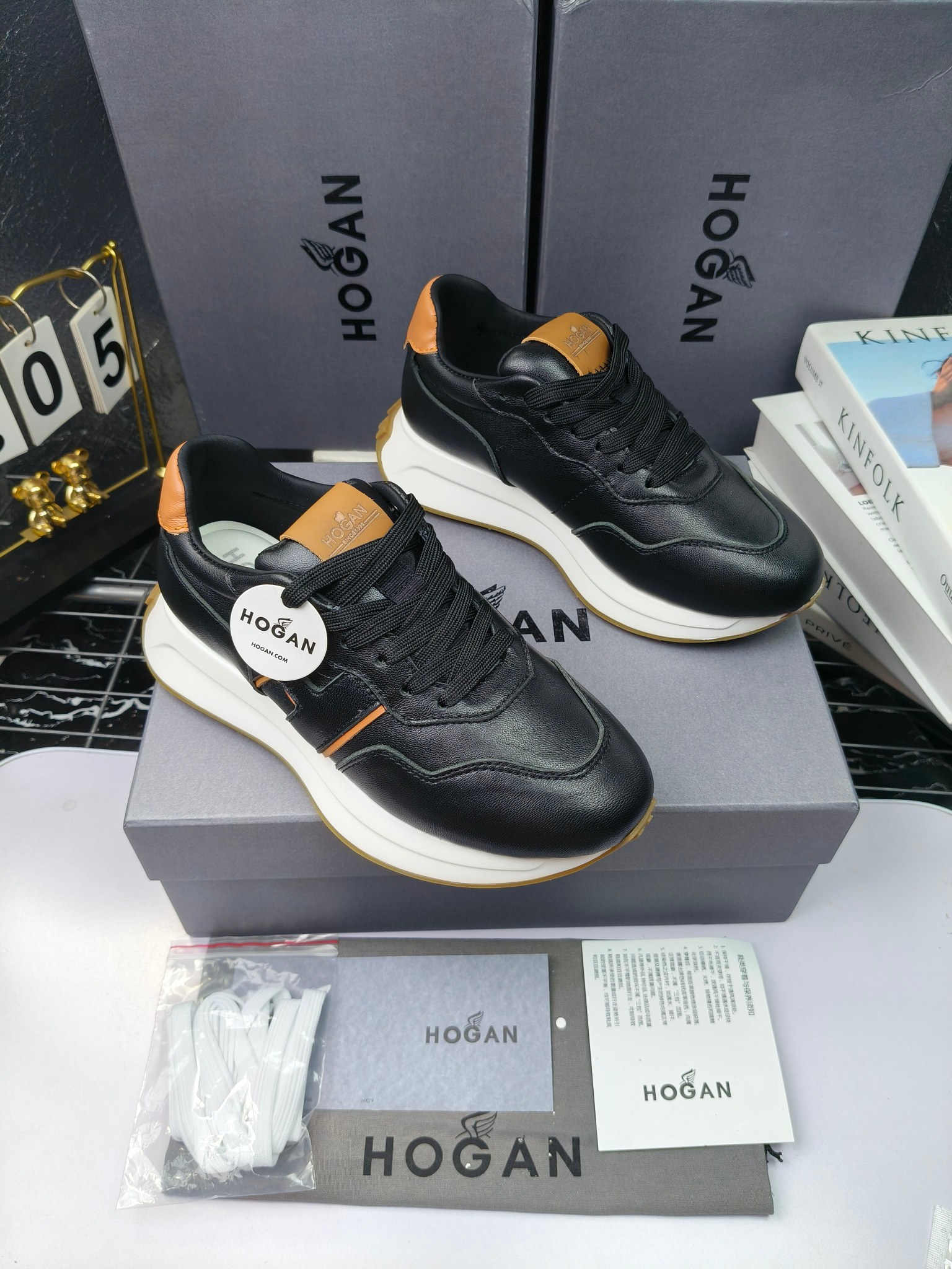 hogan
霍根 H-STRIS系列情侣款老爹鞋，
出280
厚底休闲运动鞋。
原版购入开发做货👍🏻
此款H-STRIS系列运动鞋采用竖条和波纹的厚底设计，令整鞋焕发新意活力，穿梭型格畅想，抢占视线焦点，再掀现代感都市风潮。🤩
面料：原版定制进口牛皮材质
内里：原版定制透气网里
鞋底：独家开模超轻发泡材质
底厚：约5.5cm
码数：女35-40（40.41定做）
 男39-44(38. 45.46定做)#小程序://微商相册/高清看款/7bEi7o32SyhKL8y