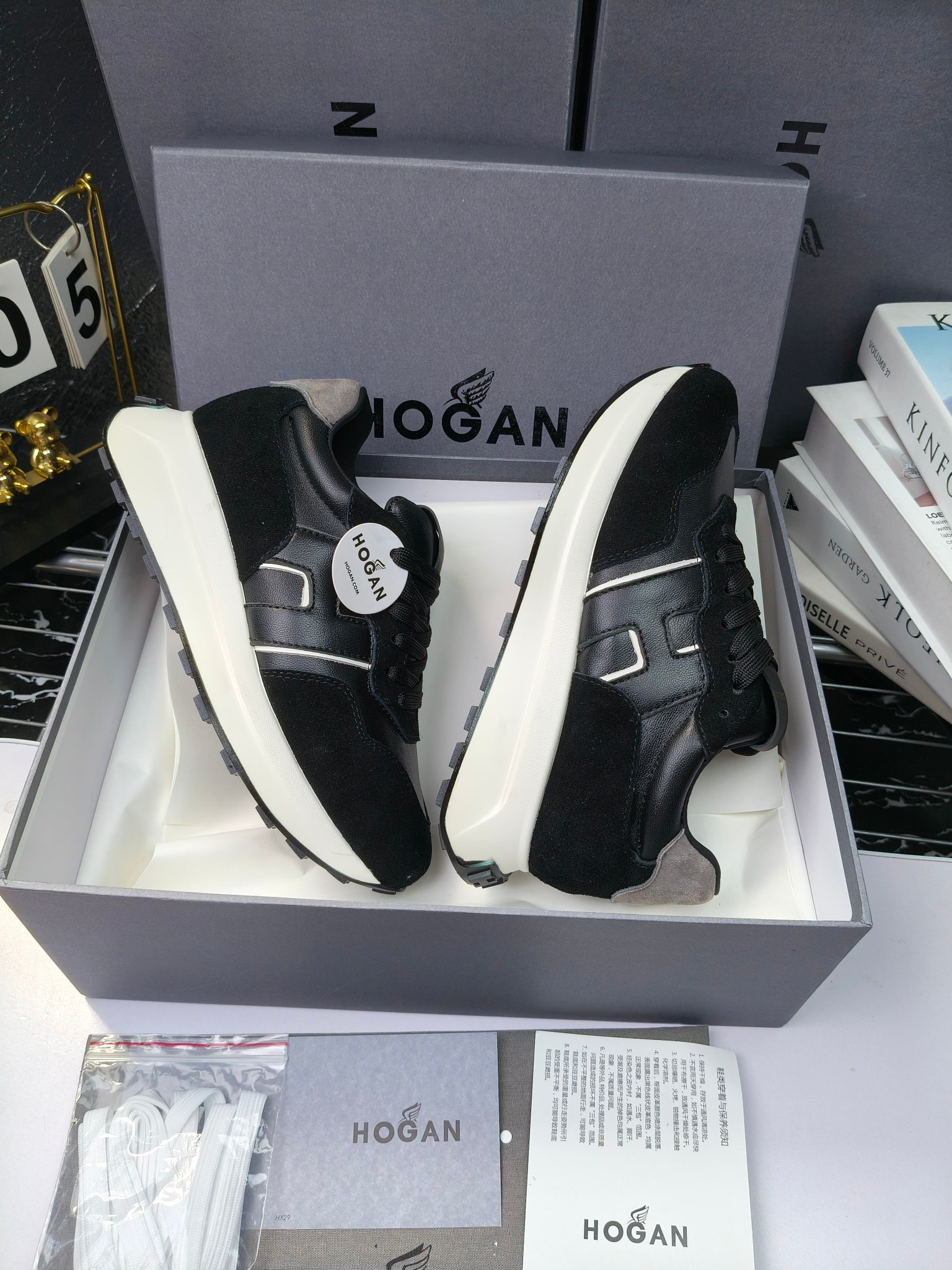 hogan
霍根 H-STRIS系列情侣款老爹鞋，
出280
厚底休闲运动鞋。
原版购入开发做货👍🏻
此款H-STRIS系列运动鞋采用竖条和波纹的厚底设计，令整鞋焕发新意活力，穿梭型格畅想，抢占视线焦点，再掀现代感都市风潮。🤩
面料：原版定制进口牛皮材质
内里：原版定制透气网里
鞋底：独家开模超轻发泡材质
底厚：约5.5cm
码数：女35-40（40.41定做）
 男39-44(38. 45.46定做)#小程序://微商相册/高清看款/7bEi7o32SyhKL8y