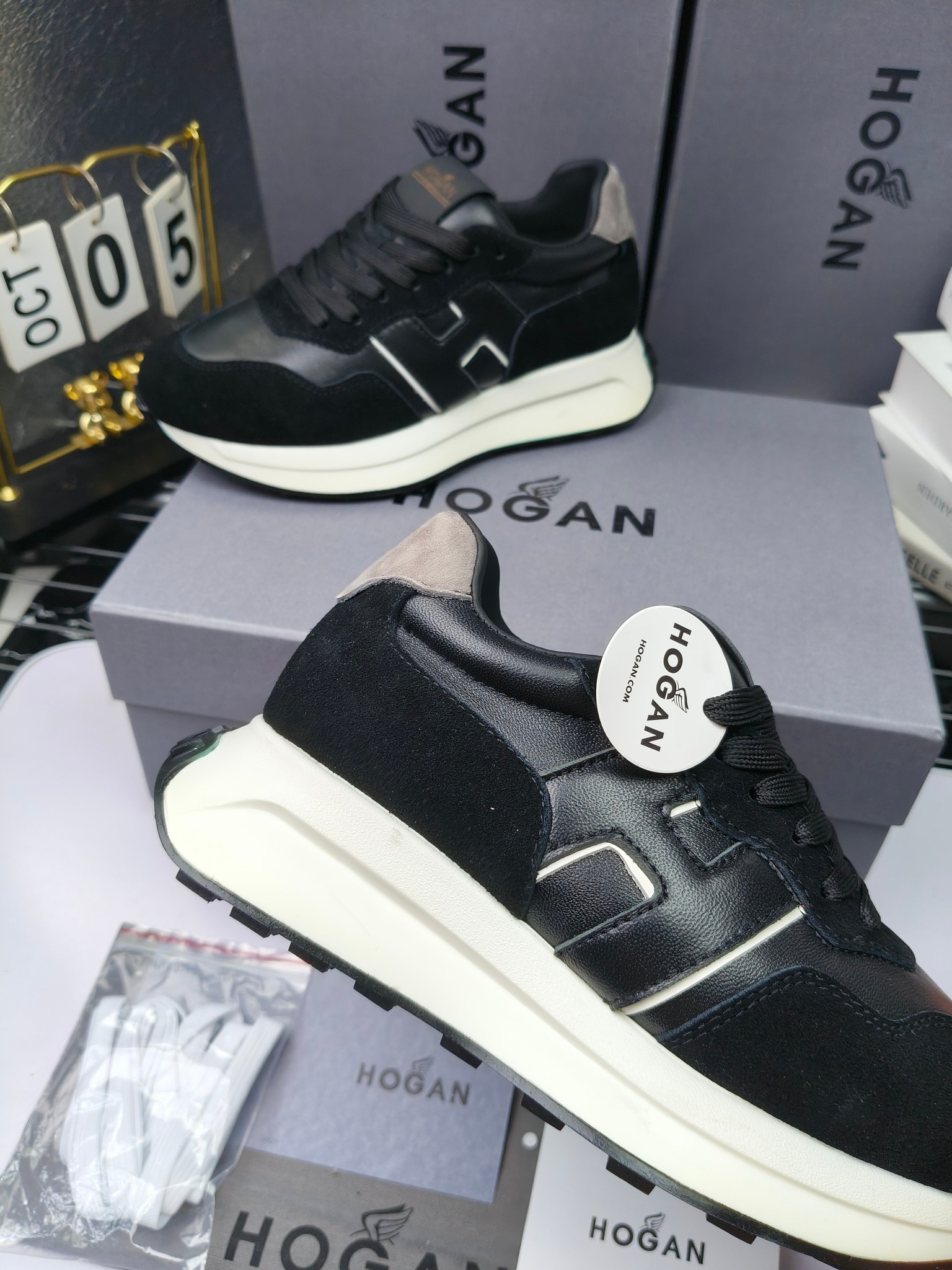 hogan
霍根 H-STRIS系列情侣款老爹鞋，
出280
厚底休闲运动鞋。
原版购入开发做货👍🏻
此款H-STRIS系列运动鞋采用竖条和波纹的厚底设计，令整鞋焕发新意活力，穿梭型格畅想，抢占视线焦点，再掀现代感都市风潮。🤩
面料：原版定制进口牛皮材质
内里：原版定制透气网里
鞋底：独家开模超轻发泡材质
底厚：约5.5cm
码数：女35-40（40.41定做）
 男39-44(38. 45.46定做)#小程序://微商相册/高清看款/7bEi7o32SyhKL8y