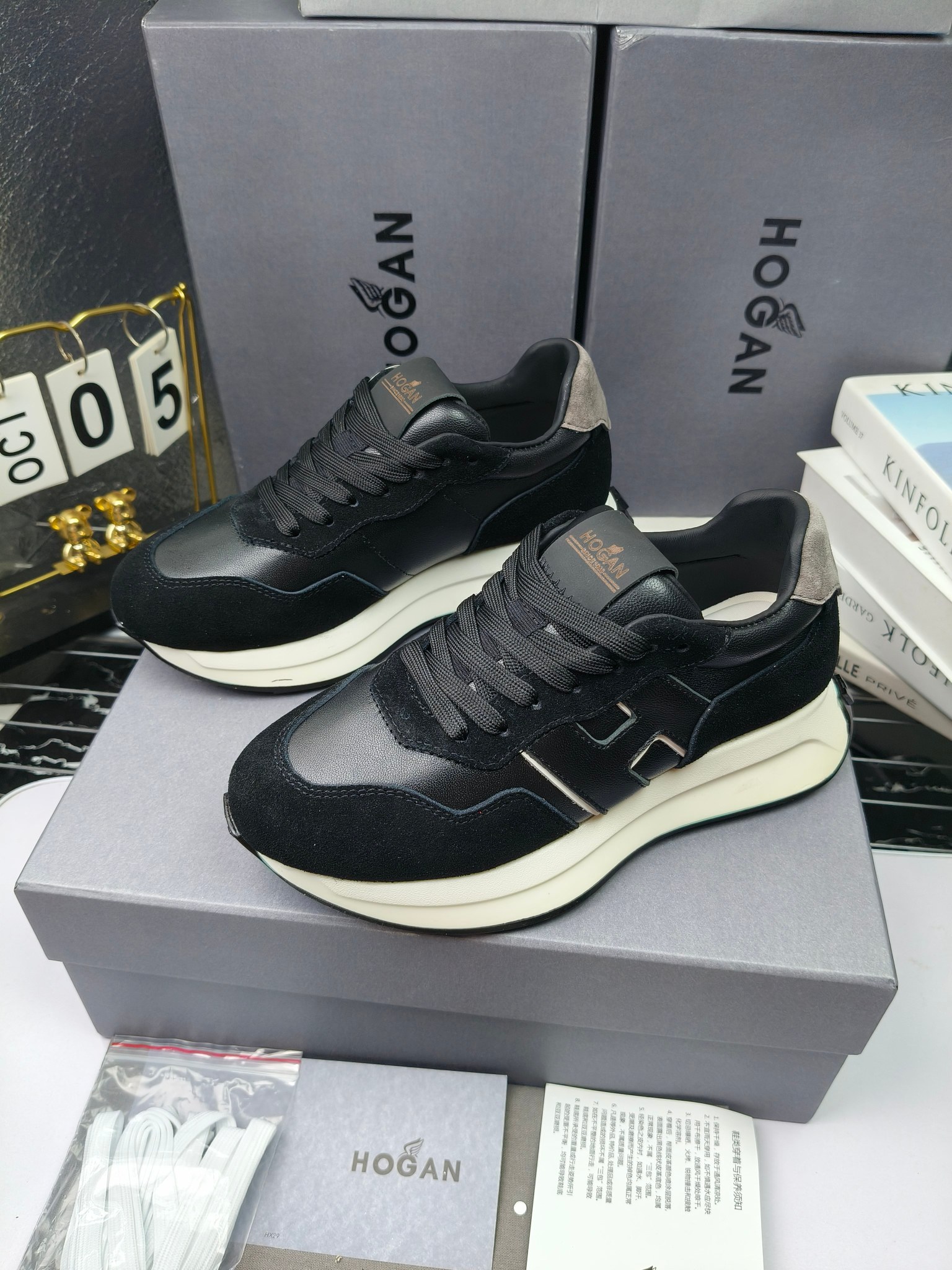 hogan
霍根 H-STRIS系列情侣款老爹鞋，
出280
厚底休闲运动鞋。
原版购入开发做货👍🏻
此款H-STRIS系列运动鞋采用竖条和波纹的厚底设计，令整鞋焕发新意活力，穿梭型格畅想，抢占视线焦点，再掀现代感都市风潮。🤩
面料：原版定制进口牛皮材质
内里：原版定制透气网里
鞋底：独家开模超轻发泡材质
底厚：约5.5cm
码数：女35-40（40.41定做）
 男39-44(38. 45.46定做)#小程序://微商相册/高清看款/7bEi7o32SyhKL8y