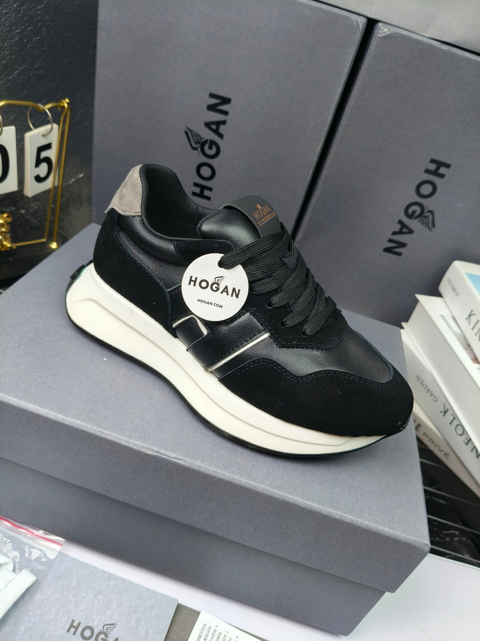 hogan
霍根 H-STRIS系列情侣款老爹鞋，
出280
厚底休闲运动鞋。
原版购入开发做货👍🏻
此款H-STRIS系列运动鞋采用竖条和波纹的厚底设计，令整鞋焕发新意活力，穿梭型格畅想，抢占视线焦点，再掀现代感都市风潮。🤩
面料：原版定制进口牛皮材质
内里：原版定制透气网里
鞋底：独家开模超轻发泡材质
底厚：约5.5cm
码数：女35-40（40.41定做）
 男39-44(38. 45.46定做)#小程序://微商相册/高清看款/7bEi7o32SyhKL8y