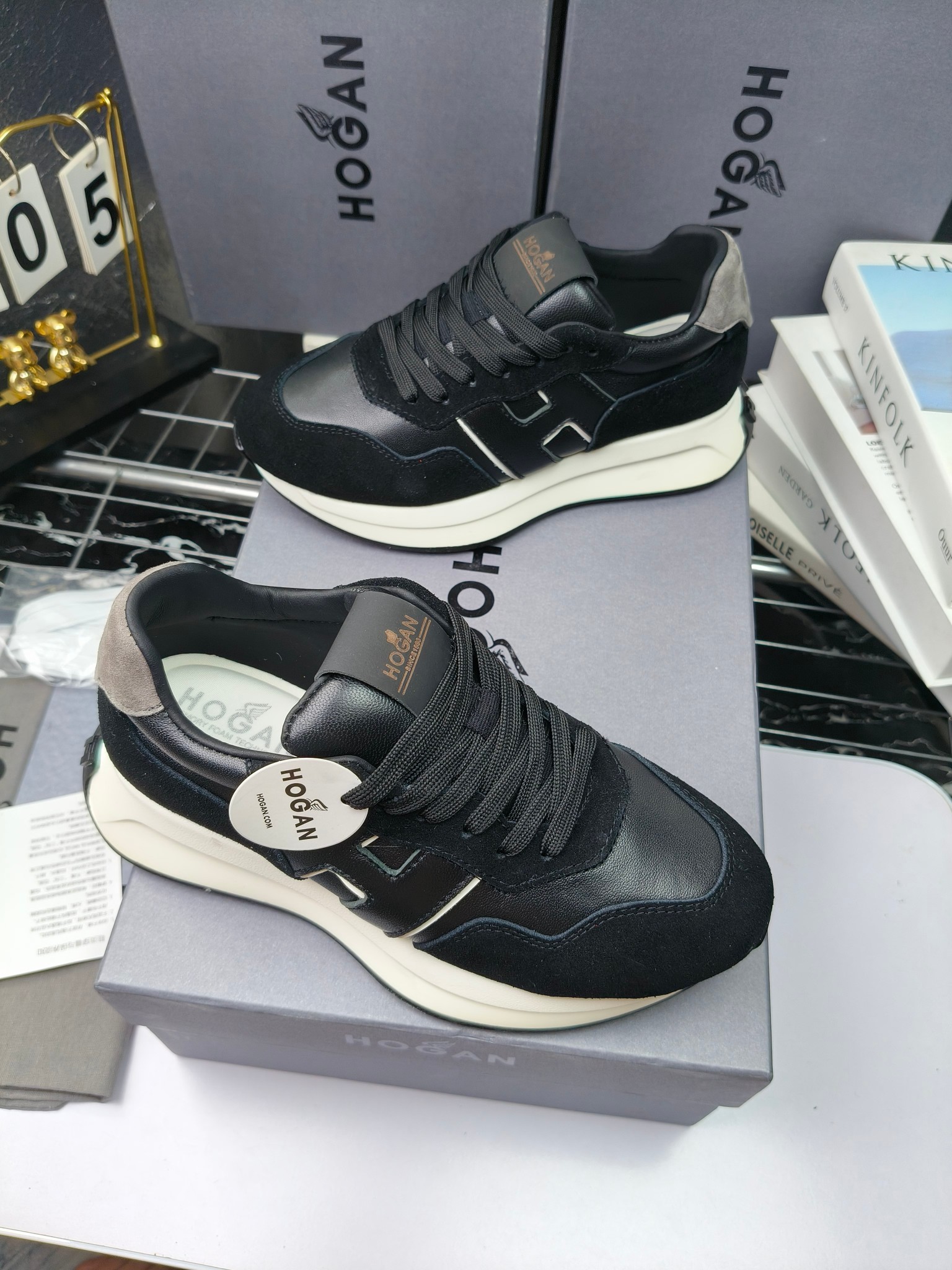 hogan
霍根 H-STRIS系列情侣款老爹鞋，
出280
厚底休闲运动鞋。
原版购入开发做货👍🏻
此款H-STRIS系列运动鞋采用竖条和波纹的厚底设计，令整鞋焕发新意活力，穿梭型格畅想，抢占视线焦点，再掀现代感都市风潮。🤩
面料：原版定制进口牛皮材质
内里：原版定制透气网里
鞋底：独家开模超轻发泡材质
底厚：约5.5cm
码数：女35-40（40.41定做）
 男39-44(38. 45.46定做)#小程序://微商相册/高清看款/7bEi7o32SyhKL8y