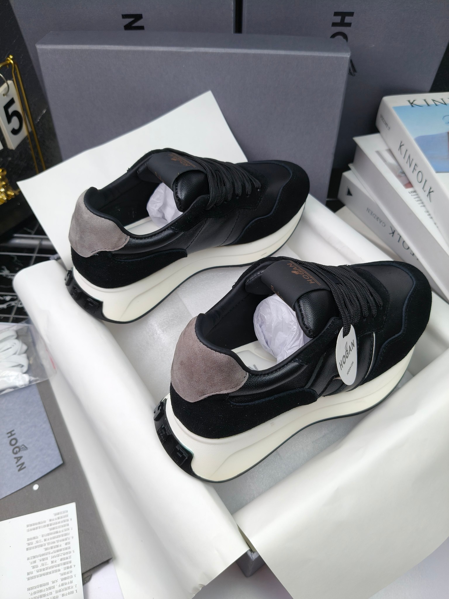 hogan
霍根 H-STRIS系列情侣款老爹鞋，
出280
厚底休闲运动鞋。
原版购入开发做货👍🏻
此款H-STRIS系列运动鞋采用竖条和波纹的厚底设计，令整鞋焕发新意活力，穿梭型格畅想，抢占视线焦点，再掀现代感都市风潮。🤩
面料：原版定制进口牛皮材质
内里：原版定制透气网里
鞋底：独家开模超轻发泡材质
底厚：约5.5cm
码数：女35-40（40.41定做）
 男39-44(38. 45.46定做)#小程序://微商相册/高清看款/7bEi7o32SyhKL8y