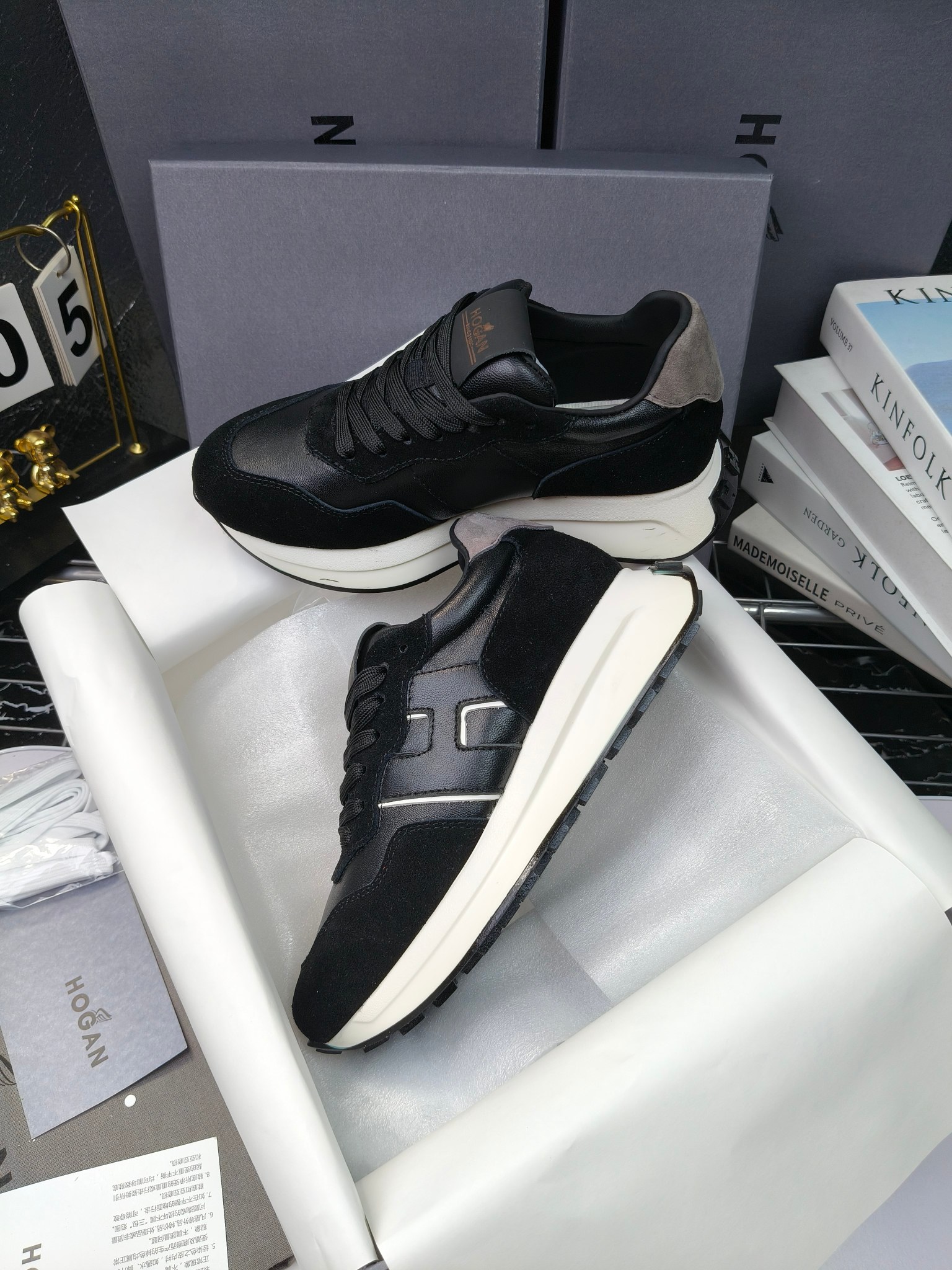 hogan
霍根 H-STRIS系列情侣款老爹鞋，
出280
厚底休闲运动鞋。
原版购入开发做货👍🏻
此款H-STRIS系列运动鞋采用竖条和波纹的厚底设计，令整鞋焕发新意活力，穿梭型格畅想，抢占视线焦点，再掀现代感都市风潮。🤩
面料：原版定制进口牛皮材质
内里：原版定制透气网里
鞋底：独家开模超轻发泡材质
底厚：约5.5cm
码数：女35-40（40.41定做）
 男39-44(38. 45.46定做)#小程序://微商相册/高清看款/7bEi7o32SyhKL8y