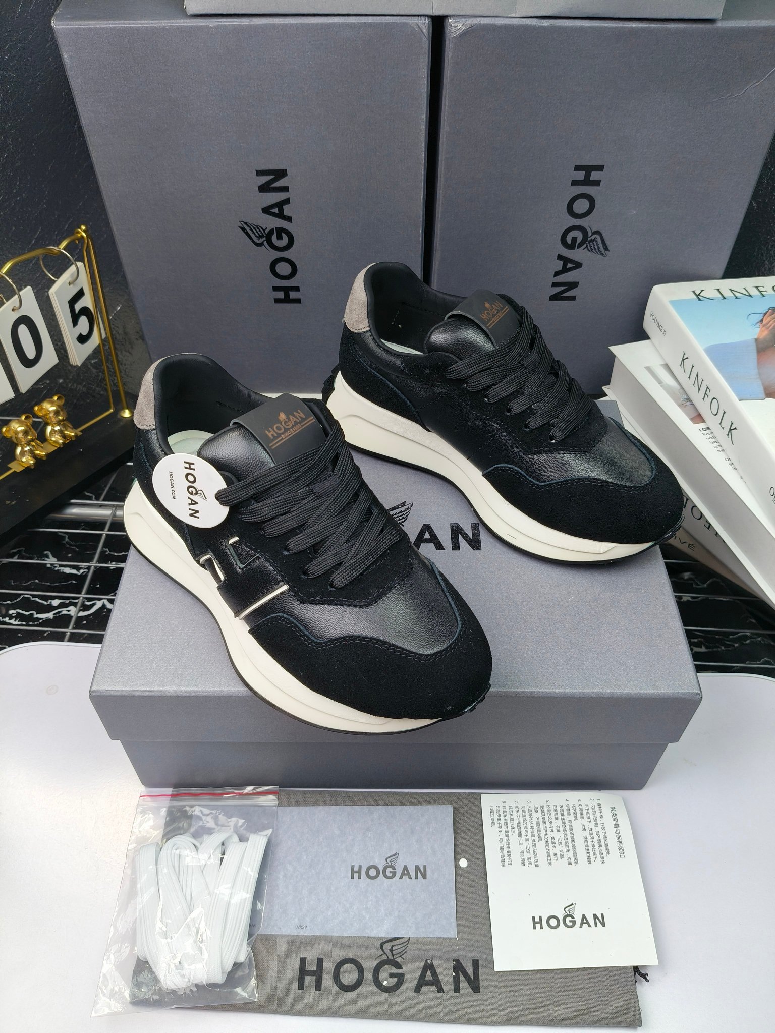 hogan
霍根 H-STRIS系列情侣款老爹鞋，
出280
厚底休闲运动鞋。
原版购入开发做货👍🏻
此款H-STRIS系列运动鞋采用竖条和波纹的厚底设计，令整鞋焕发新意活力，穿梭型格畅想，抢占视线焦点，再掀现代感都市风潮。🤩
面料：原版定制进口牛皮材质
内里：原版定制透气网里
鞋底：独家开模超轻发泡材质
底厚：约5.5cm
码数：女35-40（40.41定做）
 男39-44(38. 45.46定做)#小程序://微商相册/高清看款/7bEi7o32SyhKL8y