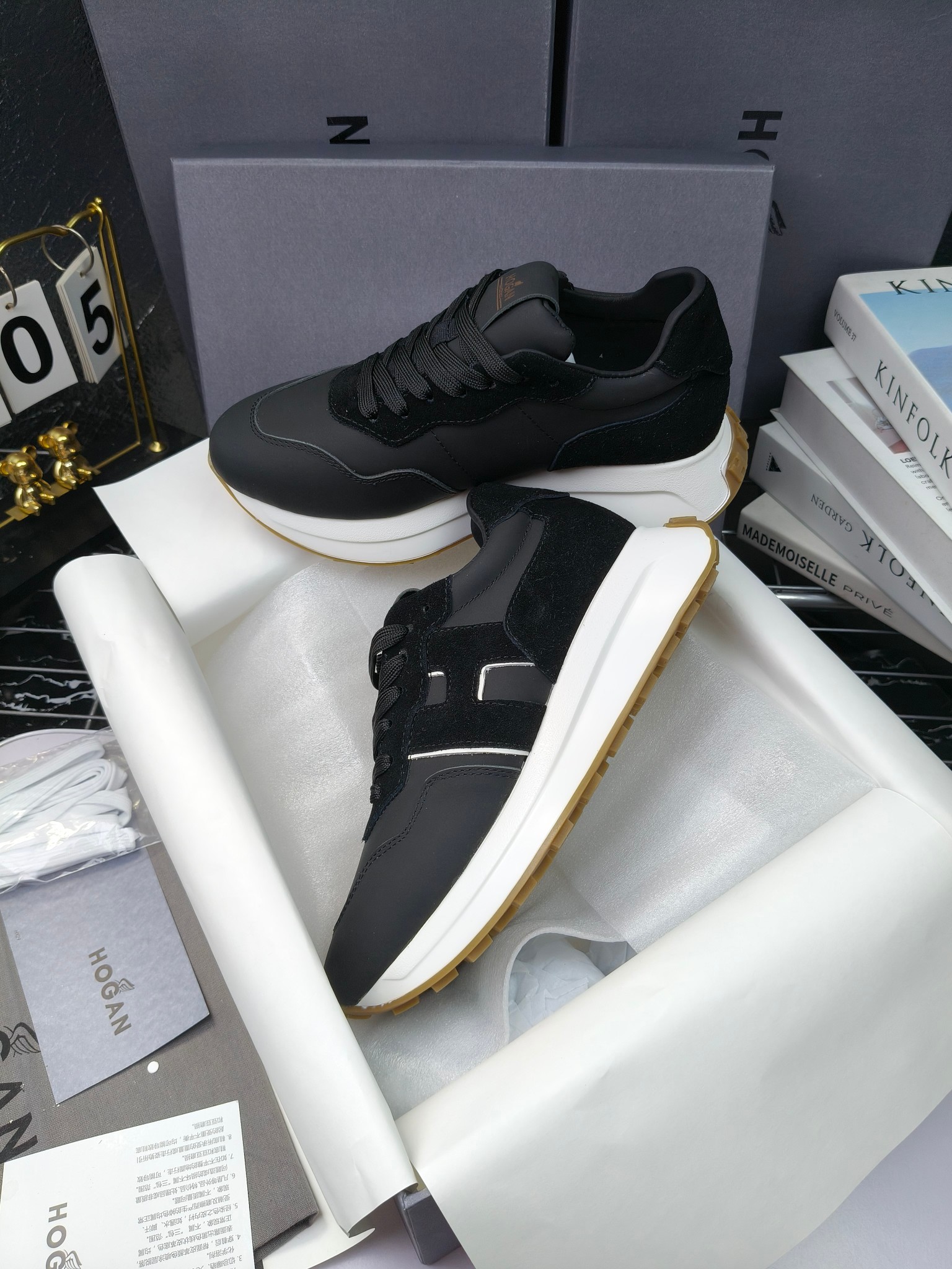 hogan
霍根 H-STRIS系列情侣款老爹鞋，
出280
厚底休闲运动鞋。
原版购入开发做货👍🏻
此款H-STRIS系列运动鞋采用竖条和波纹的厚底设计，令整鞋焕发新意活力，穿梭型格畅想，抢占视线焦点，再掀现代感都市风潮。🤩
面料：原版定制进口牛皮材质
内里：原版定制透气网里
鞋底：独家开模超轻发泡材质
底厚：约5.5cm
码数：女35-40（40.41定做）
 男39-44(38. 45.46定做)#小程序://微商相册/高清看款/7bEi7o32SyhKL8y