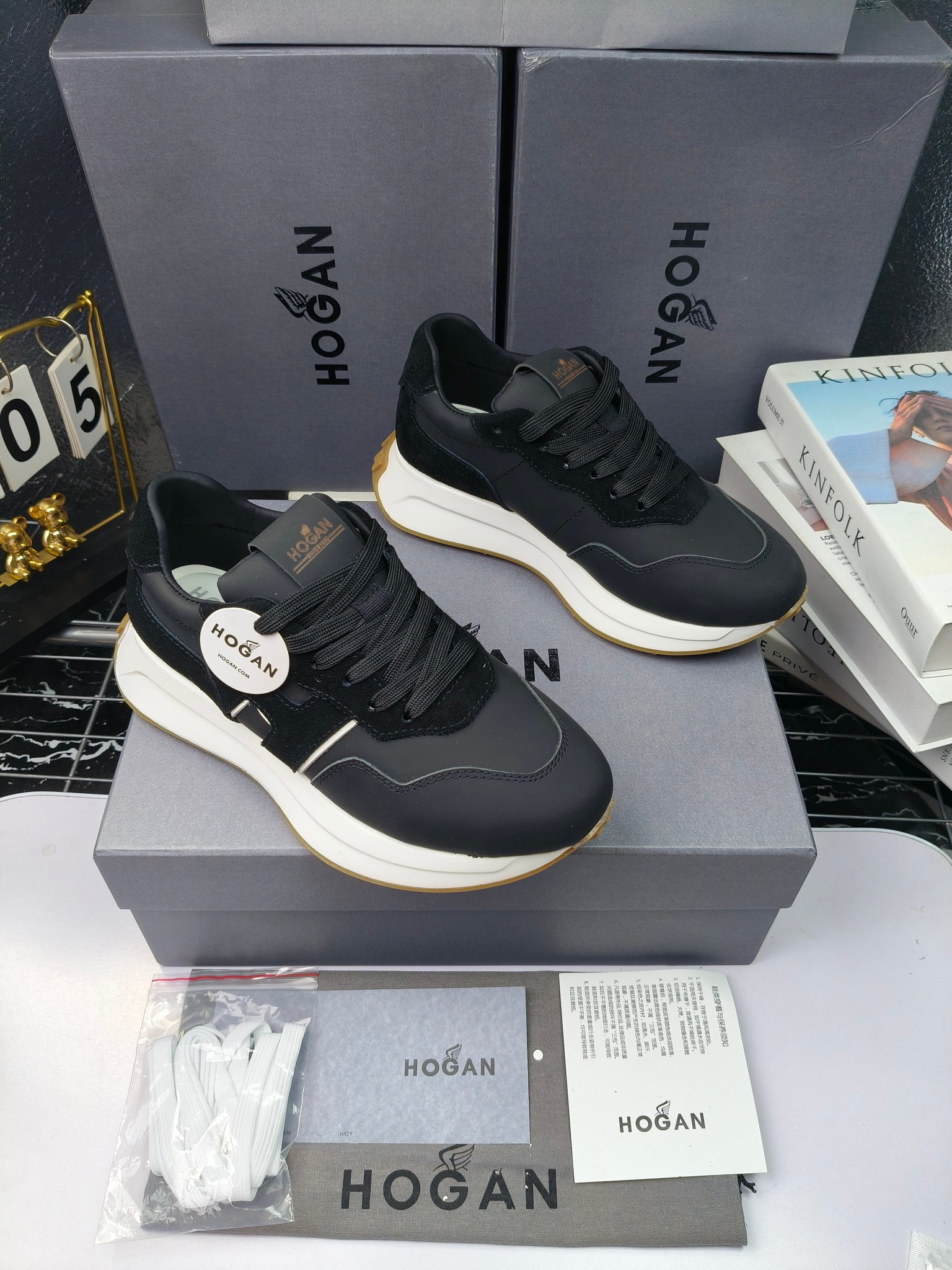 hogan
霍根 H-STRIS系列情侣款老爹鞋，
出280
厚底休闲运动鞋。
原版购入开发做货👍🏻
此款H-STRIS系列运动鞋采用竖条和波纹的厚底设计，令整鞋焕发新意活力，穿梭型格畅想，抢占视线焦点，再掀现代感都市风潮。🤩
面料：原版定制进口牛皮材质
内里：原版定制透气网里
鞋底：独家开模超轻发泡材质
底厚：约5.5cm
码数：女35-40（40.41定做）
 男39-44(38. 45.46定做)#小程序://微商相册/高清看款/7bEi7o32SyhKL8y