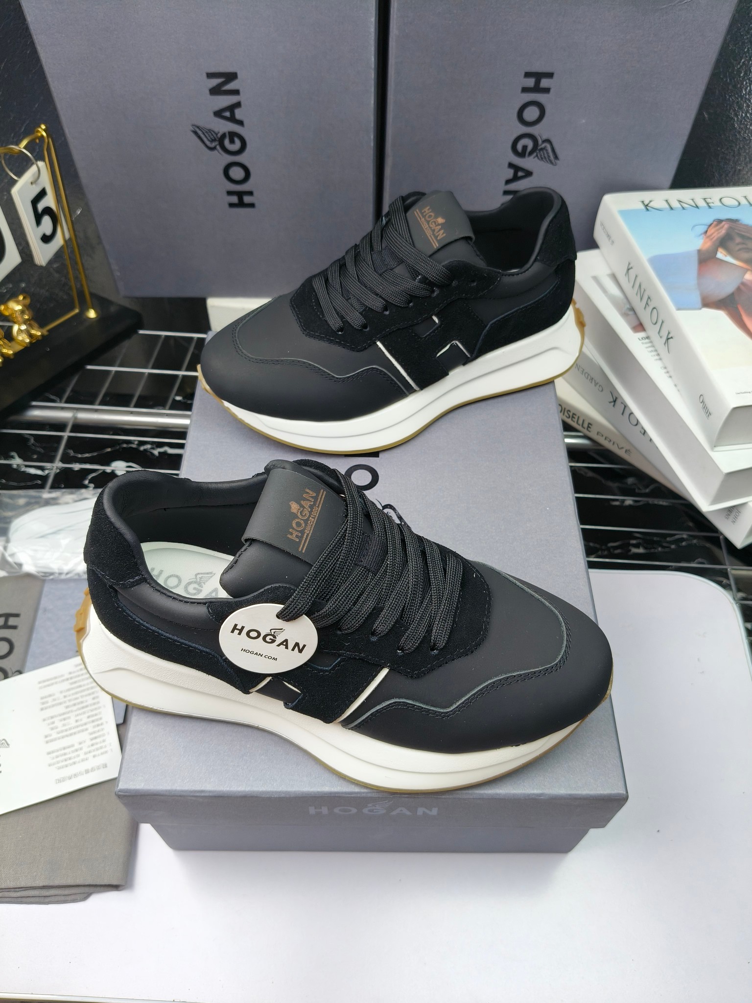 hogan
霍根 H-STRIS系列情侣款老爹鞋，
出280
厚底休闲运动鞋。
原版购入开发做货👍🏻
此款H-STRIS系列运动鞋采用竖条和波纹的厚底设计，令整鞋焕发新意活力，穿梭型格畅想，抢占视线焦点，再掀现代感都市风潮。🤩
面料：原版定制进口牛皮材质
内里：原版定制透气网里
鞋底：独家开模超轻发泡材质
底厚：约5.5cm
码数：女35-40（40.41定做）
 男39-44(38. 45.46定做)#小程序://微商相册/高清看款/7bEi7o32SyhKL8y