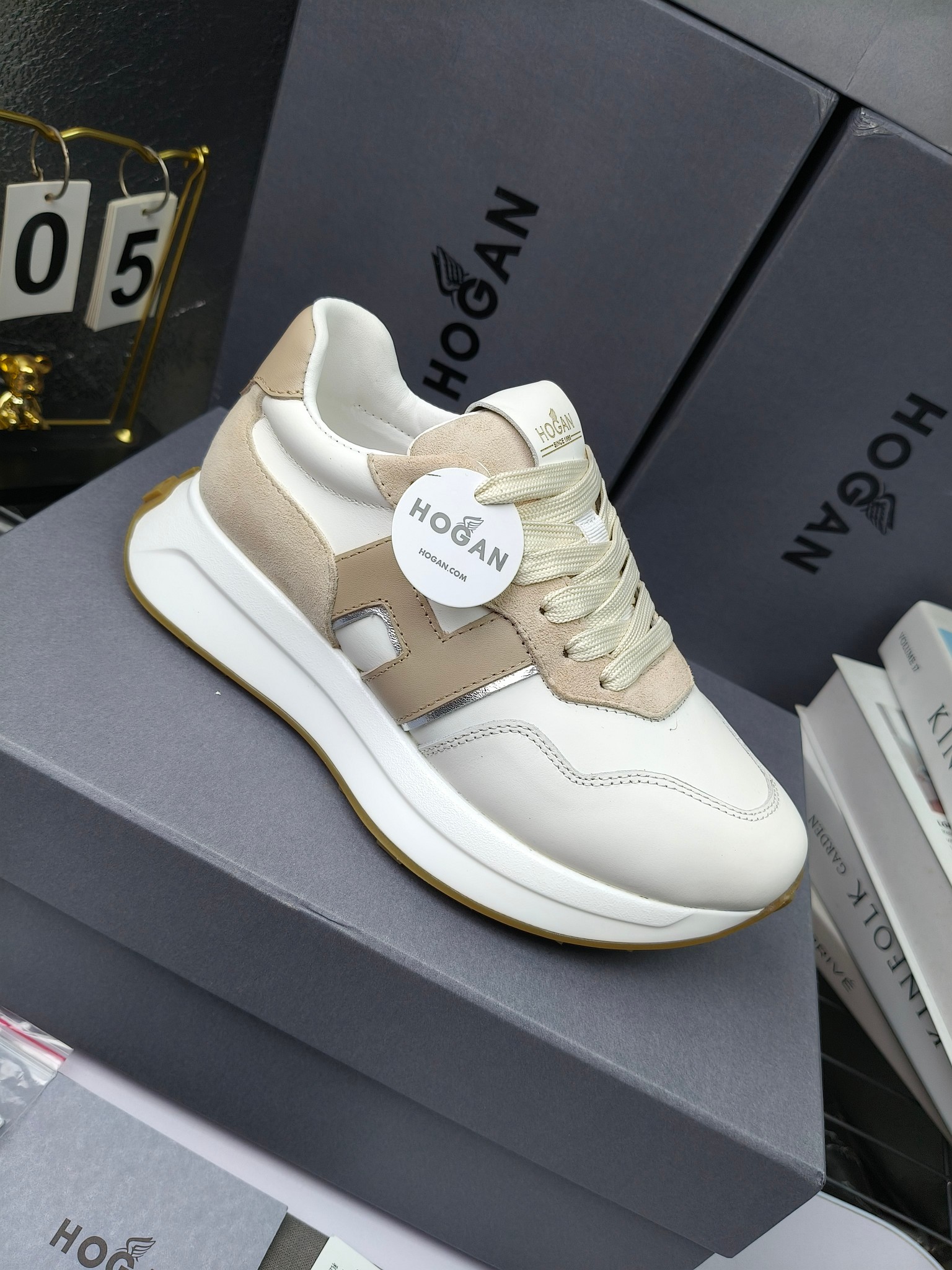 hogan
霍根 H-STRIS系列情侣款老爹鞋，
出280
厚底休闲运动鞋。
原版购入开发做货👍🏻
此款H-STRIS系列运动鞋采用竖条和波纹的厚底设计，令整鞋焕发新意活力，穿梭型格畅想，抢占视线焦点，再掀现代感都市风潮。🤩
面料：原版定制进口牛皮材质
内里：原版定制透气网里
鞋底：独家开模超轻发泡材质
底厚：约5.5cm
码数：女35-40（40.41定做）
 男39-44(38. 45.46定做)#小程序://微商相册/高清看款/7bEi7o32SyhKL8y