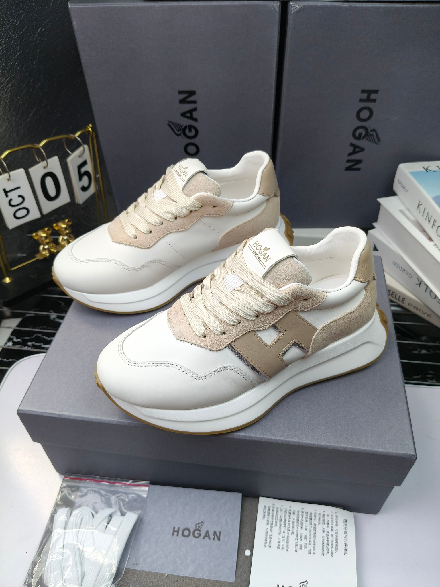 hogan
霍根 H-STRIS系列情侣款老爹鞋，
出280
厚底休闲运动鞋。
原版购入开发做货👍🏻
此款H-STRIS系列运动鞋采用竖条和波纹的厚底设计，令整鞋焕发新意活力，穿梭型格畅想，抢占视线焦点，再掀现代感都市风潮。🤩
面料：原版定制进口牛皮材质
内里：原版定制透气网里
鞋底：独家开模超轻发泡材质
底厚：约5.5cm
码数：女35-40（40.41定做）
 男39-44(38. 45.46定做)#小程序://微商相册/高清看款/7bEi7o32SyhKL8y