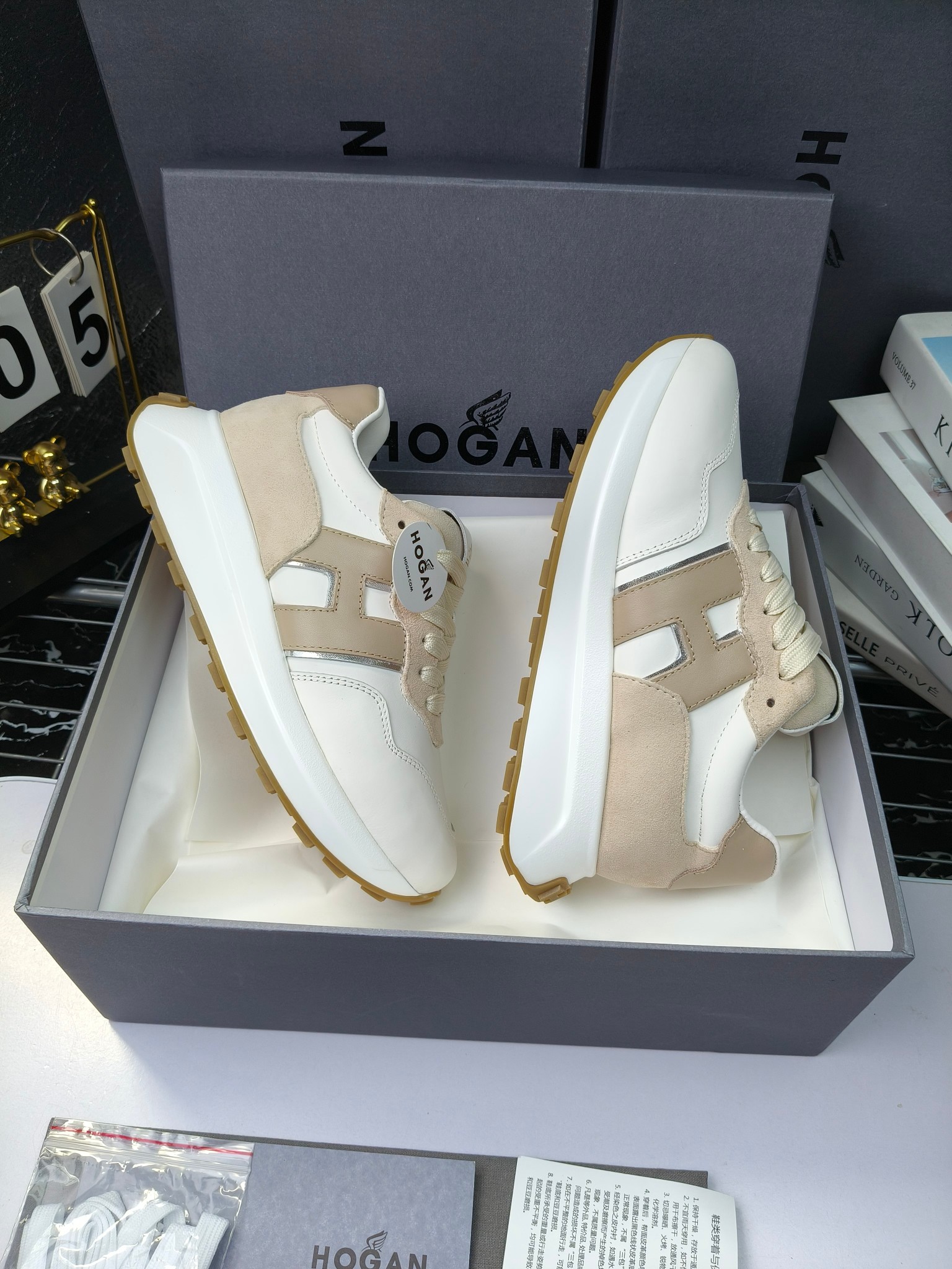 hogan
霍根 H-STRIS系列情侣款老爹鞋，
出280
厚底休闲运动鞋。
原版购入开发做货👍🏻
此款H-STRIS系列运动鞋采用竖条和波纹的厚底设计，令整鞋焕发新意活力，穿梭型格畅想，抢占视线焦点，再掀现代感都市风潮。🤩
面料：原版定制进口牛皮材质
内里：原版定制透气网里
鞋底：独家开模超轻发泡材质
底厚：约5.5cm
码数：女35-40（40.41定做）
 男39-44(38. 45.46定做)#小程序://微商相册/高清看款/7bEi7o32SyhKL8y