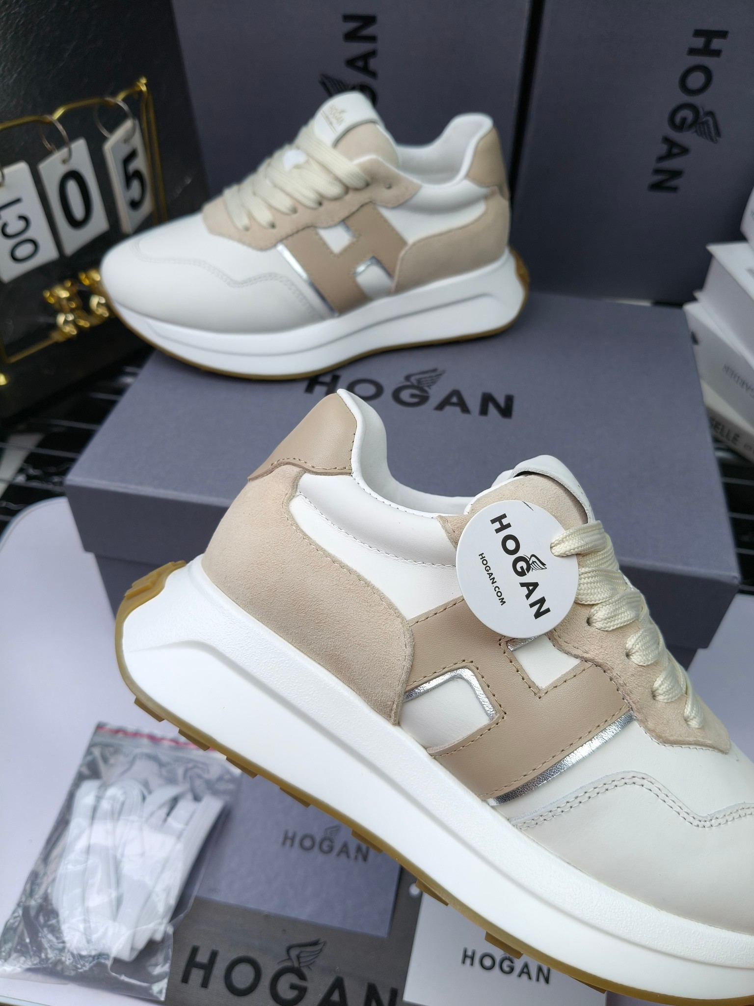 hogan
霍根 H-STRIS系列情侣款老爹鞋，
出280
厚底休闲运动鞋。
原版购入开发做货👍🏻
此款H-STRIS系列运动鞋采用竖条和波纹的厚底设计，令整鞋焕发新意活力，穿梭型格畅想，抢占视线焦点，再掀现代感都市风潮。🤩
面料：原版定制进口牛皮材质
内里：原版定制透气网里
鞋底：独家开模超轻发泡材质
底厚：约5.5cm
码数：女35-40（40.41定做）
 男39-44(38. 45.46定做)#小程序://微商相册/高清看款/7bEi7o32SyhKL8y