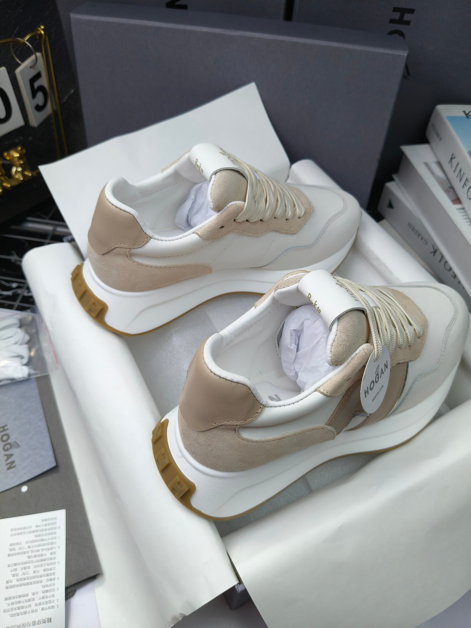 hogan
霍根 H-STRIS系列情侣款老爹鞋，
出280
厚底休闲运动鞋。
原版购入开发做货👍🏻
此款H-STRIS系列运动鞋采用竖条和波纹的厚底设计，令整鞋焕发新意活力，穿梭型格畅想，抢占视线焦点，再掀现代感都市风潮。🤩
面料：原版定制进口牛皮材质
内里：原版定制透气网里
鞋底：独家开模超轻发泡材质
底厚：约5.5cm
码数：女35-40（40.41定做）
 男39-44(38. 45.46定做)#小程序://微商相册/高清看款/7bEi7o32SyhKL8y