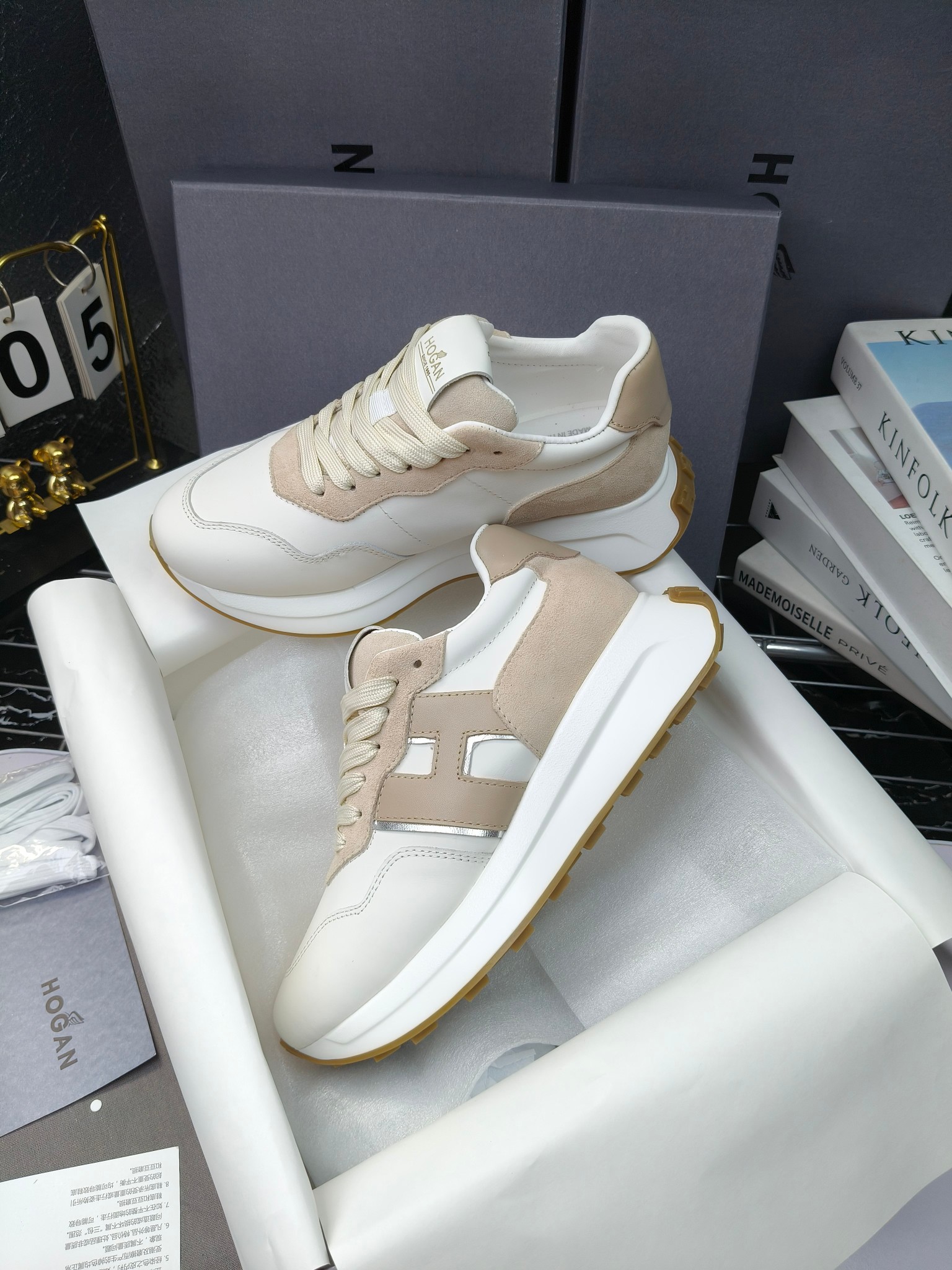 hogan
霍根 H-STRIS系列情侣款老爹鞋，
出280
厚底休闲运动鞋。
原版购入开发做货👍🏻
此款H-STRIS系列运动鞋采用竖条和波纹的厚底设计，令整鞋焕发新意活力，穿梭型格畅想，抢占视线焦点，再掀现代感都市风潮。🤩
面料：原版定制进口牛皮材质
内里：原版定制透气网里
鞋底：独家开模超轻发泡材质
底厚：约5.5cm
码数：女35-40（40.41定做）
 男39-44(38. 45.46定做)#小程序://微商相册/高清看款/7bEi7o32SyhKL8y