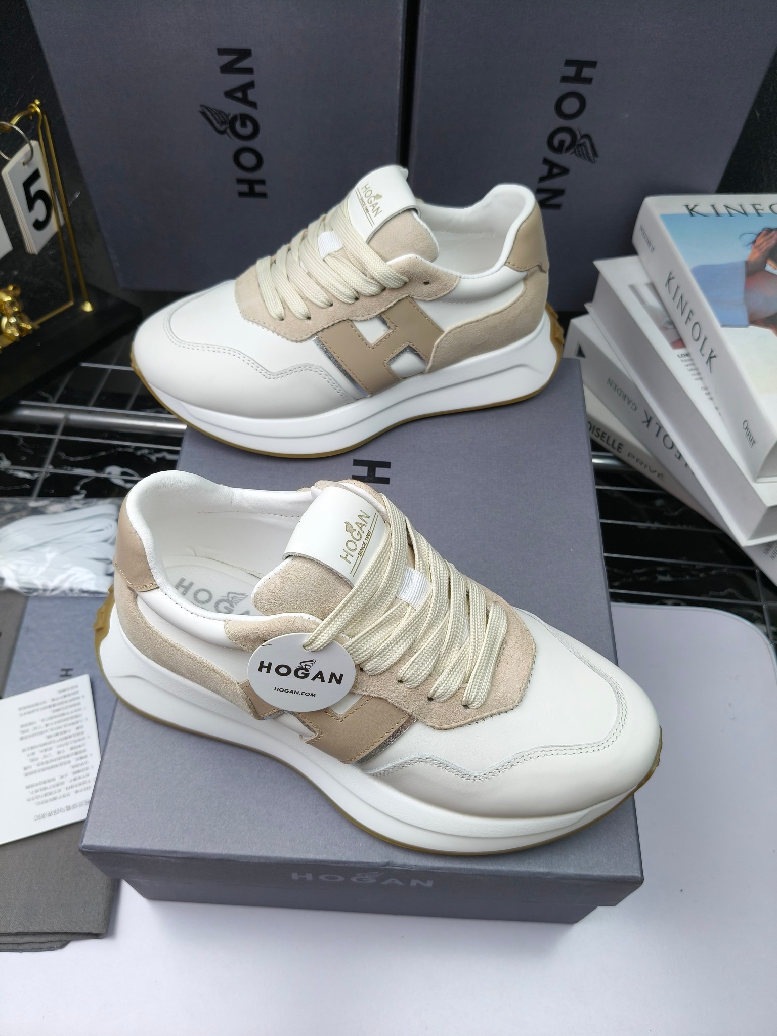 hogan
霍根 H-STRIS系列情侣款老爹鞋，
出280
厚底休闲运动鞋。
原版购入开发做货👍🏻
此款H-STRIS系列运动鞋采用竖条和波纹的厚底设计，令整鞋焕发新意活力，穿梭型格畅想，抢占视线焦点，再掀现代感都市风潮。🤩
面料：原版定制进口牛皮材质
内里：原版定制透气网里
鞋底：独家开模超轻发泡材质
底厚：约5.5cm
码数：女35-40（40.41定做）
 男39-44(38. 45.46定做)#小程序://微商相册/高清看款/7bEi7o32SyhKL8y