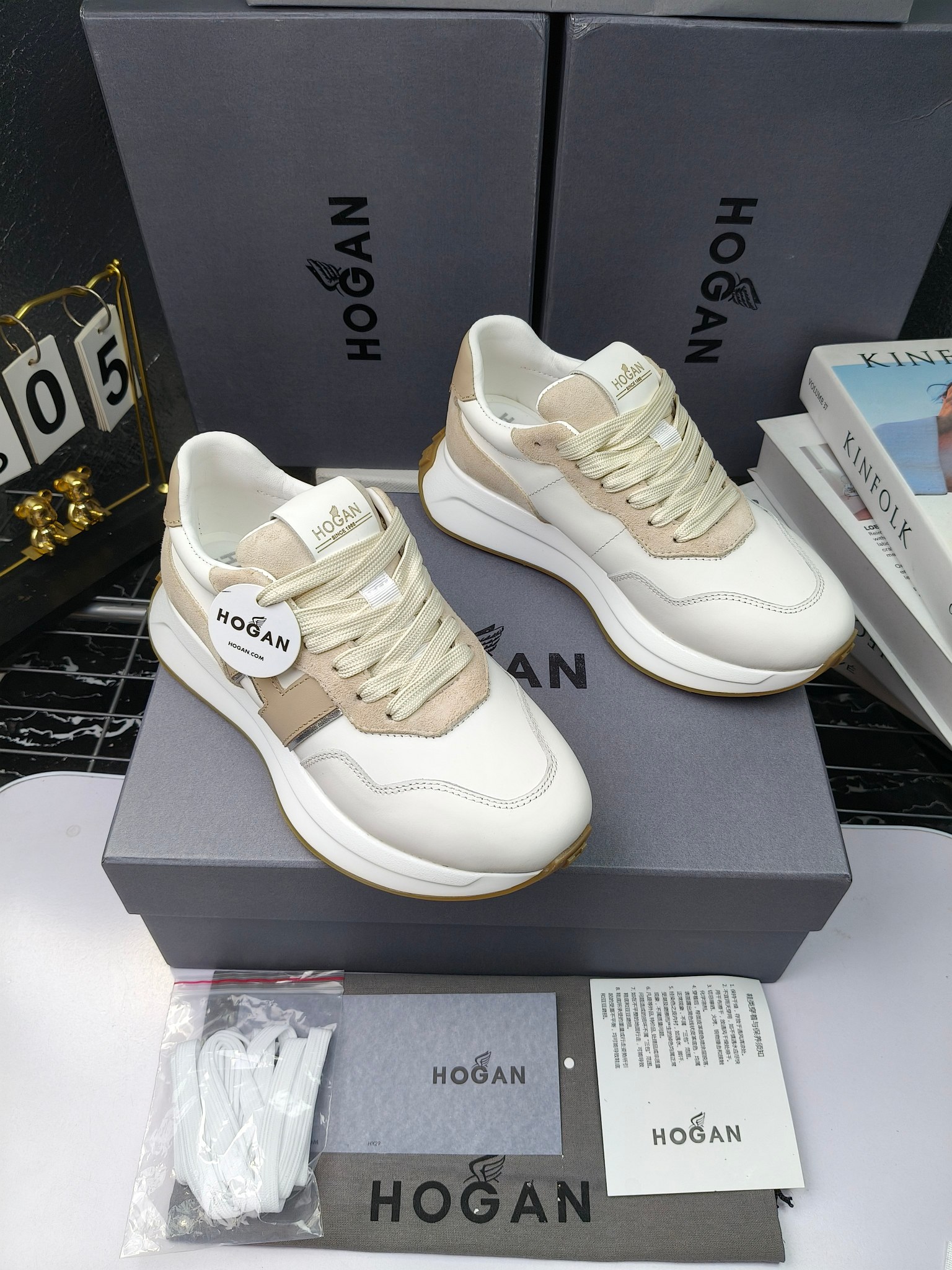 hogan
霍根 H-STRIS系列情侣款老爹鞋，
出280
厚底休闲运动鞋。
原版购入开发做货👍🏻
此款H-STRIS系列运动鞋采用竖条和波纹的厚底设计，令整鞋焕发新意活力，穿梭型格畅想，抢占视线焦点，再掀现代感都市风潮。🤩
面料：原版定制进口牛皮材质
内里：原版定制透气网里
鞋底：独家开模超轻发泡材质
底厚：约5.5cm
码数：女35-40（40.41定做）
 男39-44(38. 45.46定做)#小程序://微商相册/高清看款/7bEi7o32SyhKL8y