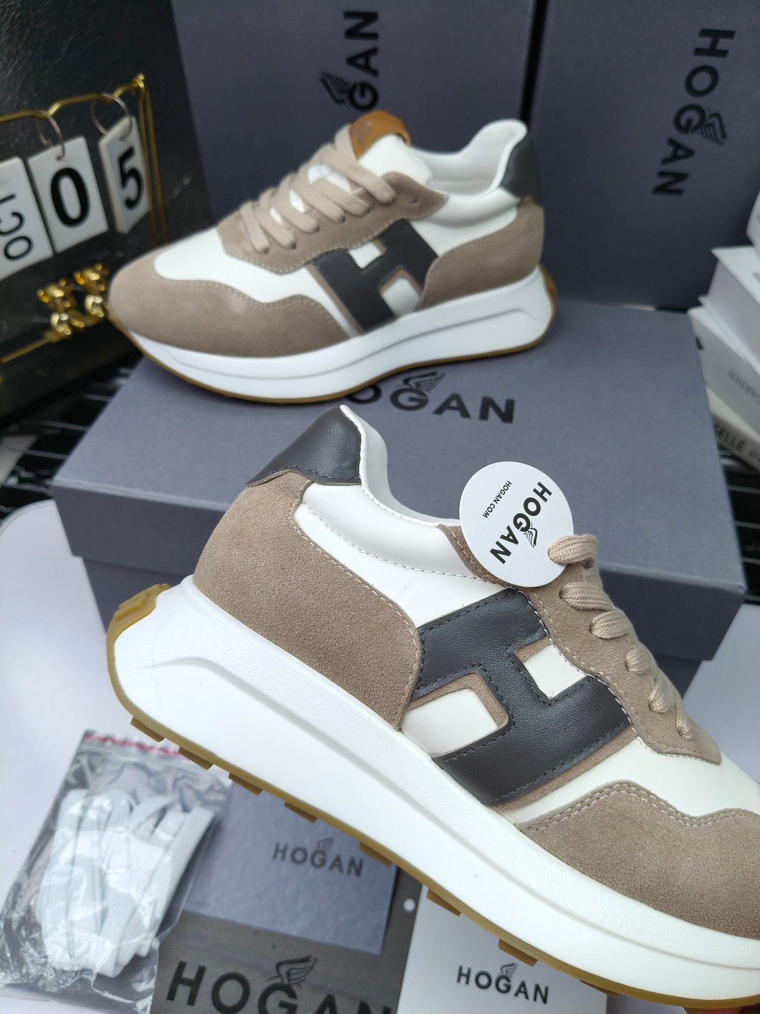 hogan
霍根 H-STRIS系列情侣款老爹鞋，
出280
厚底休闲运动鞋。
原版购入开发做货👍🏻
此款H-STRIS系列运动鞋采用竖条和波纹的厚底设计，令整鞋焕发新意活力，穿梭型格畅想，抢占视线焦点，再掀现代感都市风潮。🤩
面料：原版定制进口牛皮材质
内里：原版定制透气网里
鞋底：独家开模超轻发泡材质
底厚：约5.5cm
码数：女35-40（40.41定做）
 男39-44(38. 45.46定做)#小程序://微商相册/高清看款/7bEi7o32SyhKL8y