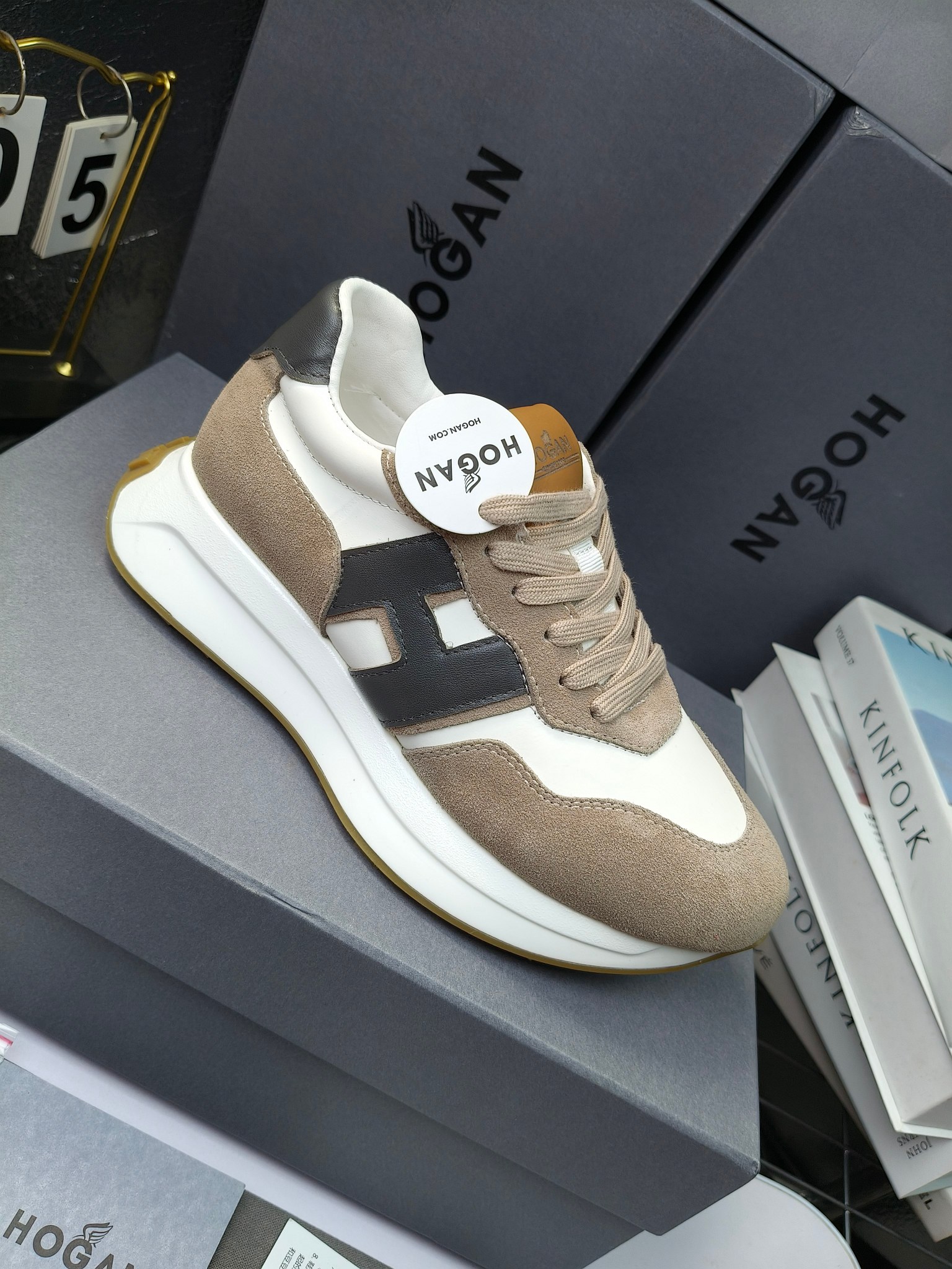 hogan
霍根 H-STRIS系列情侣款老爹鞋，
出280
厚底休闲运动鞋。
原版购入开发做货👍🏻
此款H-STRIS系列运动鞋采用竖条和波纹的厚底设计，令整鞋焕发新意活力，穿梭型格畅想，抢占视线焦点，再掀现代感都市风潮。🤩
面料：原版定制进口牛皮材质
内里：原版定制透气网里
鞋底：独家开模超轻发泡材质
底厚：约5.5cm
码数：女35-40（40.41定做）
 男39-44(38. 45.46定做)#小程序://微商相册/高清看款/7bEi7o32SyhKL8y