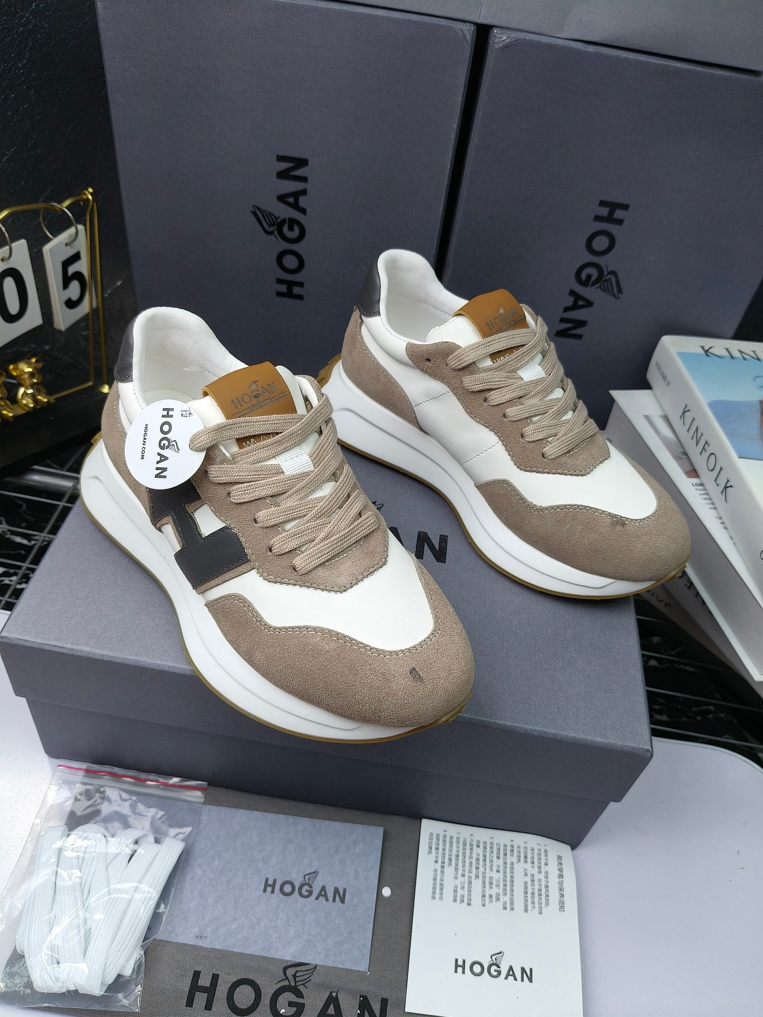 hogan
霍根 H-STRIS系列情侣款老爹鞋，
出280
厚底休闲运动鞋。
原版购入开发做货👍🏻
此款H-STRIS系列运动鞋采用竖条和波纹的厚底设计，令整鞋焕发新意活力，穿梭型格畅想，抢占视线焦点，再掀现代感都市风潮。🤩
面料：原版定制进口牛皮材质
内里：原版定制透气网里
鞋底：独家开模超轻发泡材质
底厚：约5.5cm
码数：女35-40（40.41定做）
 男39-44(38. 45.46定做)#小程序://微商相册/高清看款/7bEi7o32SyhKL8y