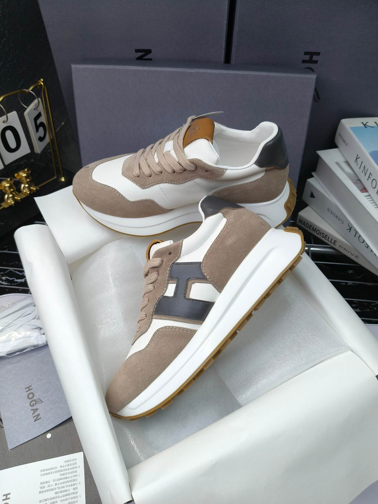 hogan
霍根 H-STRIS系列情侣款老爹鞋，
出280
厚底休闲运动鞋。
原版购入开发做货👍🏻
此款H-STRIS系列运动鞋采用竖条和波纹的厚底设计，令整鞋焕发新意活力，穿梭型格畅想，抢占视线焦点，再掀现代感都市风潮。🤩
面料：原版定制进口牛皮材质
内里：原版定制透气网里
鞋底：独家开模超轻发泡材质
底厚：约5.5cm
码数：女35-40（40.41定做）
 男39-44(38. 45.46定做)#小程序://微商相册/高清看款/7bEi7o32SyhKL8y