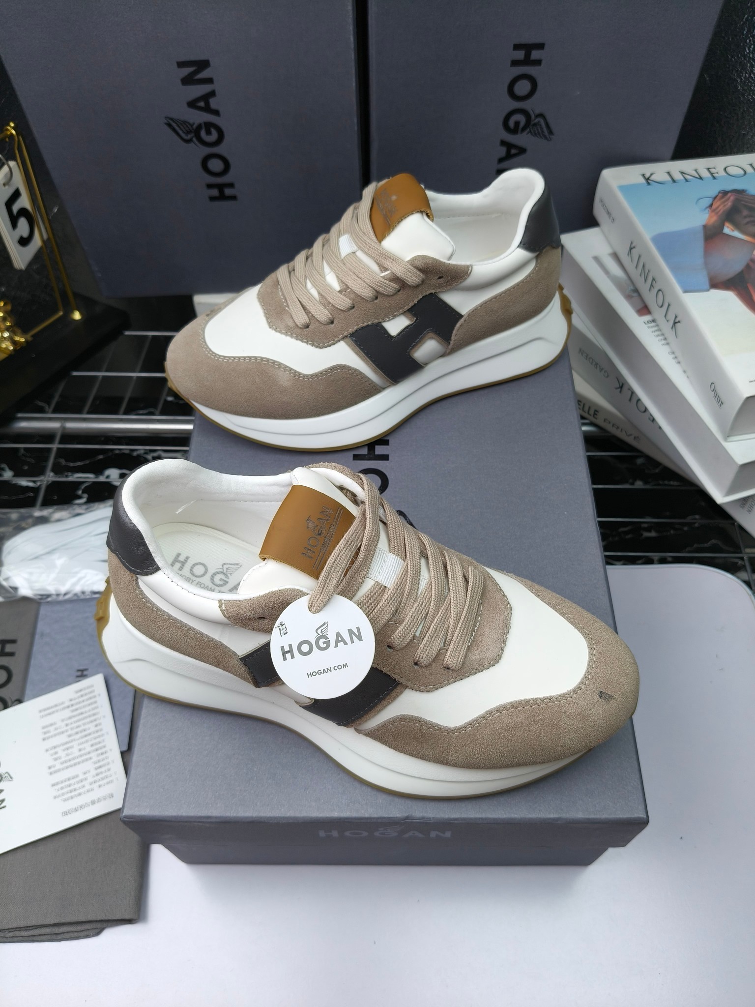 hogan
霍根 H-STRIS系列情侣款老爹鞋，
出280
厚底休闲运动鞋。
原版购入开发做货👍🏻
此款H-STRIS系列运动鞋采用竖条和波纹的厚底设计，令整鞋焕发新意活力，穿梭型格畅想，抢占视线焦点，再掀现代感都市风潮。🤩
面料：原版定制进口牛皮材质
内里：原版定制透气网里
鞋底：独家开模超轻发泡材质
底厚：约5.5cm
码数：女35-40（40.41定做）
 男39-44(38. 45.46定做)#小程序://微商相册/高清看款/7bEi7o32SyhKL8y