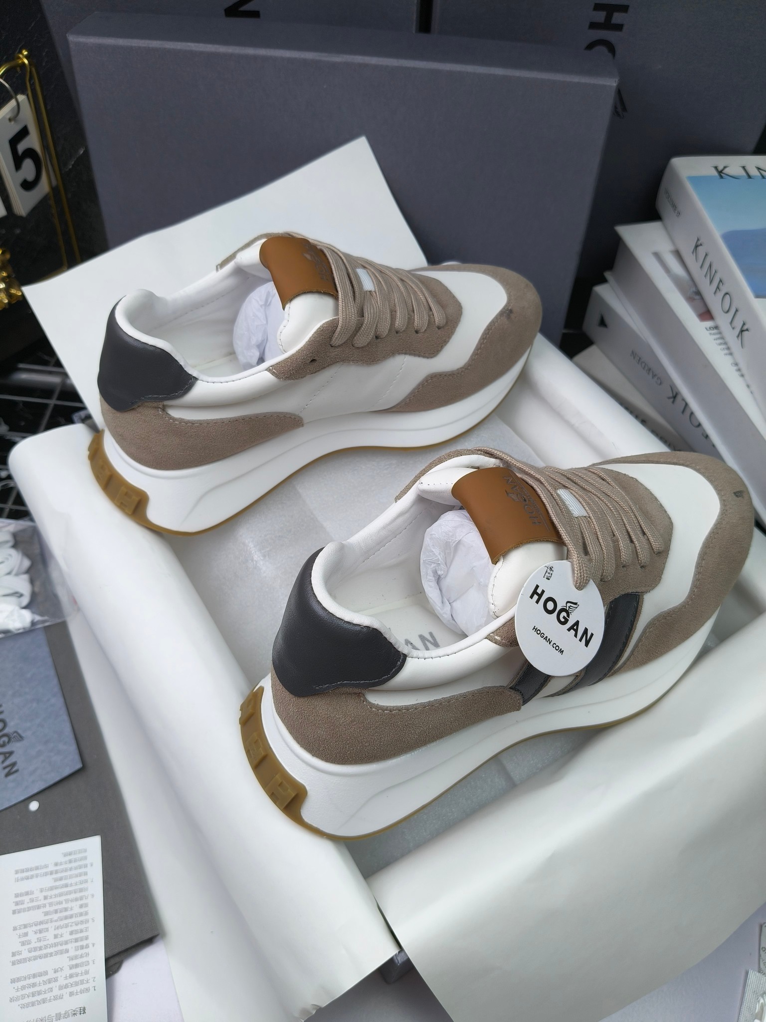 hogan
霍根 H-STRIS系列情侣款老爹鞋，
出280
厚底休闲运动鞋。
原版购入开发做货👍🏻
此款H-STRIS系列运动鞋采用竖条和波纹的厚底设计，令整鞋焕发新意活力，穿梭型格畅想，抢占视线焦点，再掀现代感都市风潮。🤩
面料：原版定制进口牛皮材质
内里：原版定制透气网里
鞋底：独家开模超轻发泡材质
底厚：约5.5cm
码数：女35-40（40.41定做）
 男39-44(38. 45.46定做)#小程序://微商相册/高清看款/7bEi7o32SyhKL8y