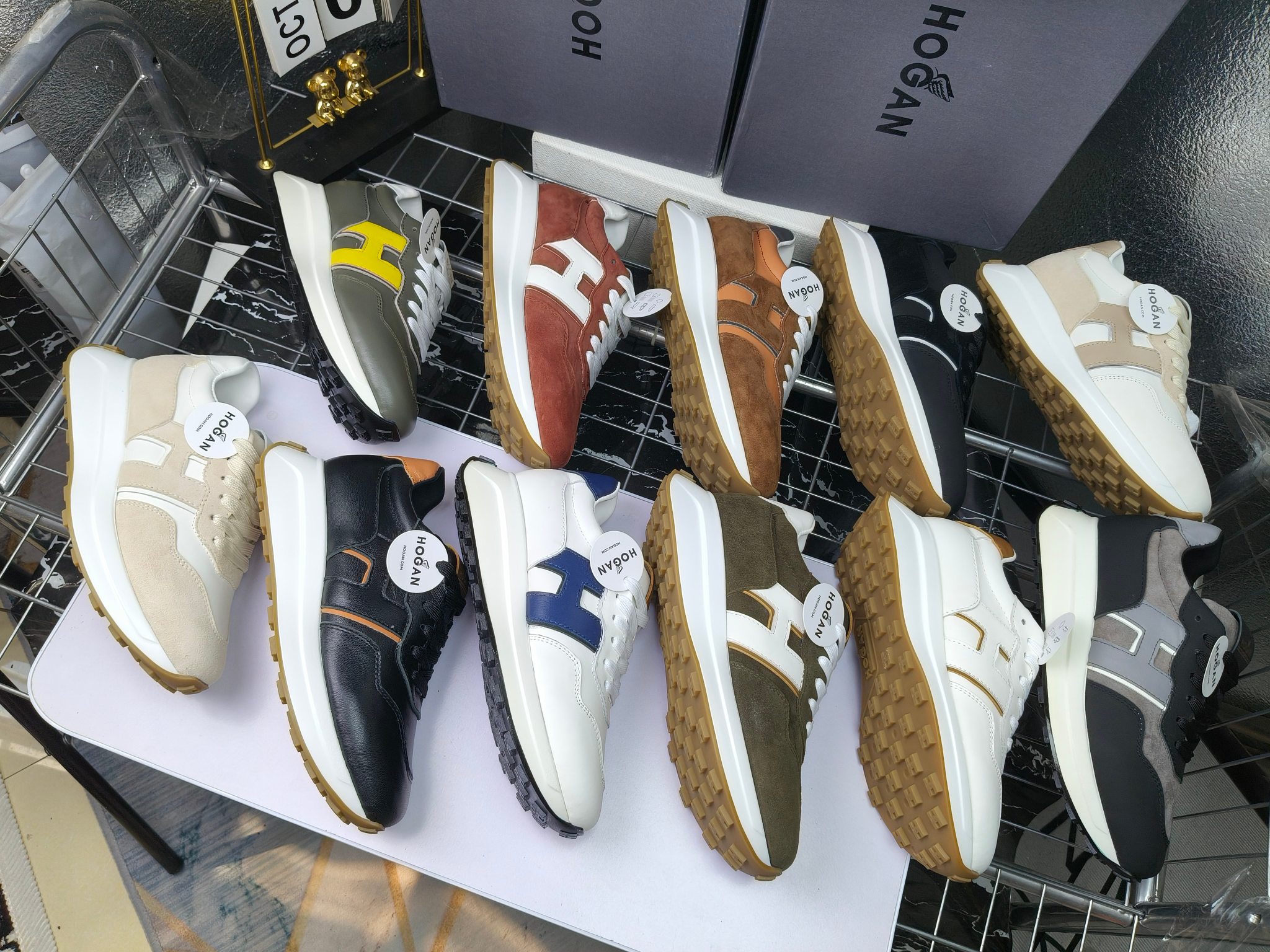 hogan
霍根 H-STRIS系列情侣款老爹鞋
出厂280
厚底休闲运动鞋。
原版购入开发做货👍🏻
此款H-STRIS系列运动鞋采用竖条和波纹的厚底设计，令整鞋焕发新意活力，穿梭型格畅想，抢占视线焦点，再掀现代感都市风潮。🤩
面料：原版定制进口牛皮材质
内里：原版定制透气网里
鞋底：独家开模超轻发泡材质
底厚：约5.5cm
码数：女35-40（40.41定做）
 男39-44(38. 45.46定做)#小程序://微商相册/高清看款/7bEi7o32SyhKL8y