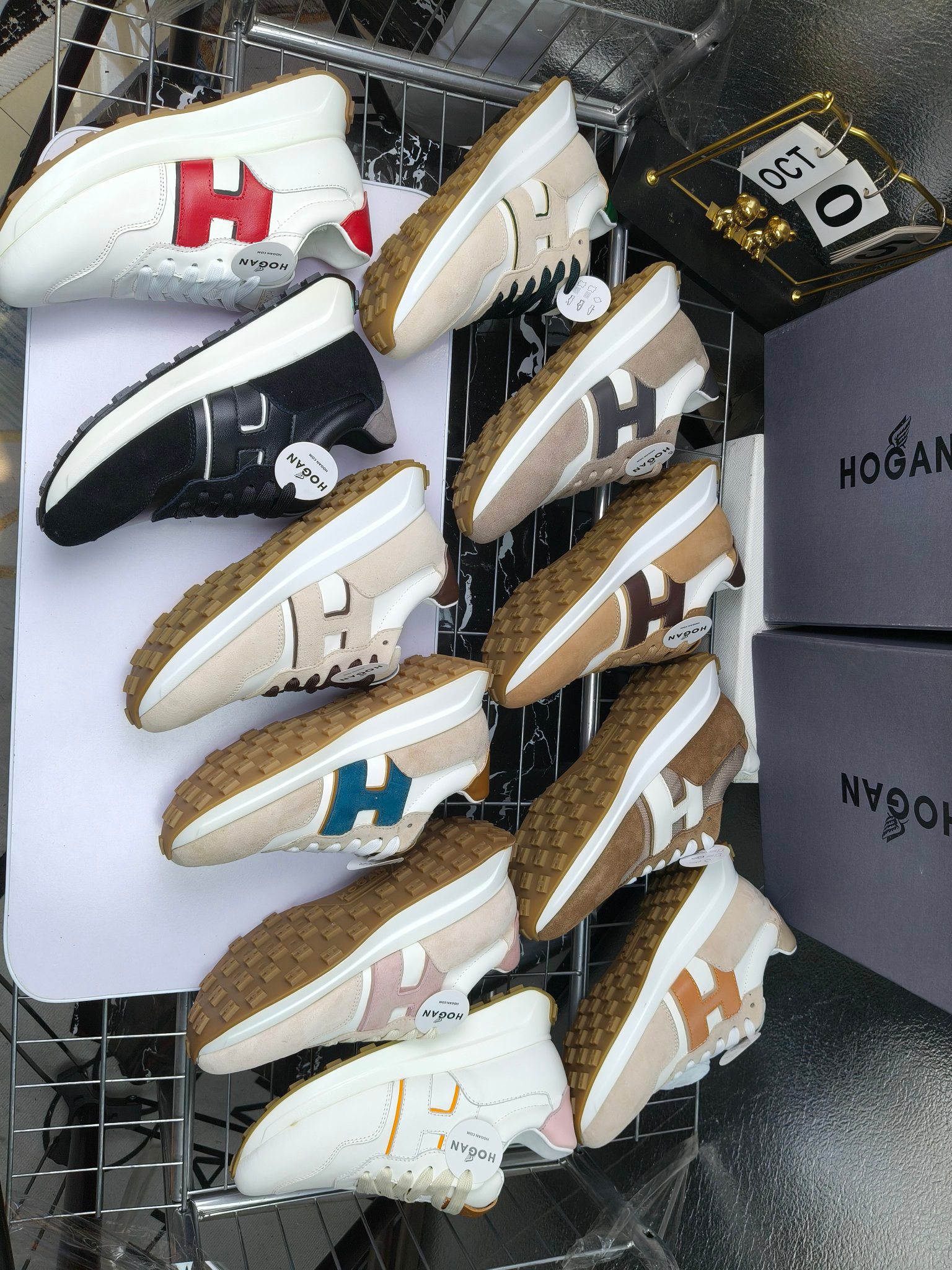 hogan
霍根 H-STRIS系列情侣款老爹鞋
出厂280
厚底休闲运动鞋。
原版购入开发做货👍🏻
此款H-STRIS系列运动鞋采用竖条和波纹的厚底设计，令整鞋焕发新意活力，穿梭型格畅想，抢占视线焦点，再掀现代感都市风潮。🤩
面料：原版定制进口牛皮材质
内里：原版定制透气网里
鞋底：独家开模超轻发泡材质
底厚：约5.5cm
码数：女35-40（40.41定做）
 男39-44(38. 45.46定做)#小程序://微商相册/高清看款/7bEi7o32SyhKL8y