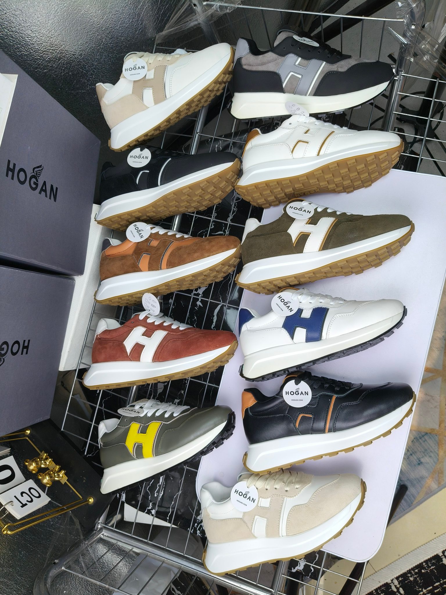 hogan
霍根 H-STRIS系列情侣款老爹鞋
出厂280
厚底休闲运动鞋。
原版购入开发做货👍🏻
此款H-STRIS系列运动鞋采用竖条和波纹的厚底设计，令整鞋焕发新意活力，穿梭型格畅想，抢占视线焦点，再掀现代感都市风潮。🤩
面料：原版定制进口牛皮材质
内里：原版定制透气网里
鞋底：独家开模超轻发泡材质
底厚：约5.5cm
码数：女35-40（40.41定做）
 男39-44(38. 45.46定做)#小程序://微商相册/高清看款/7bEi7o32SyhKL8y