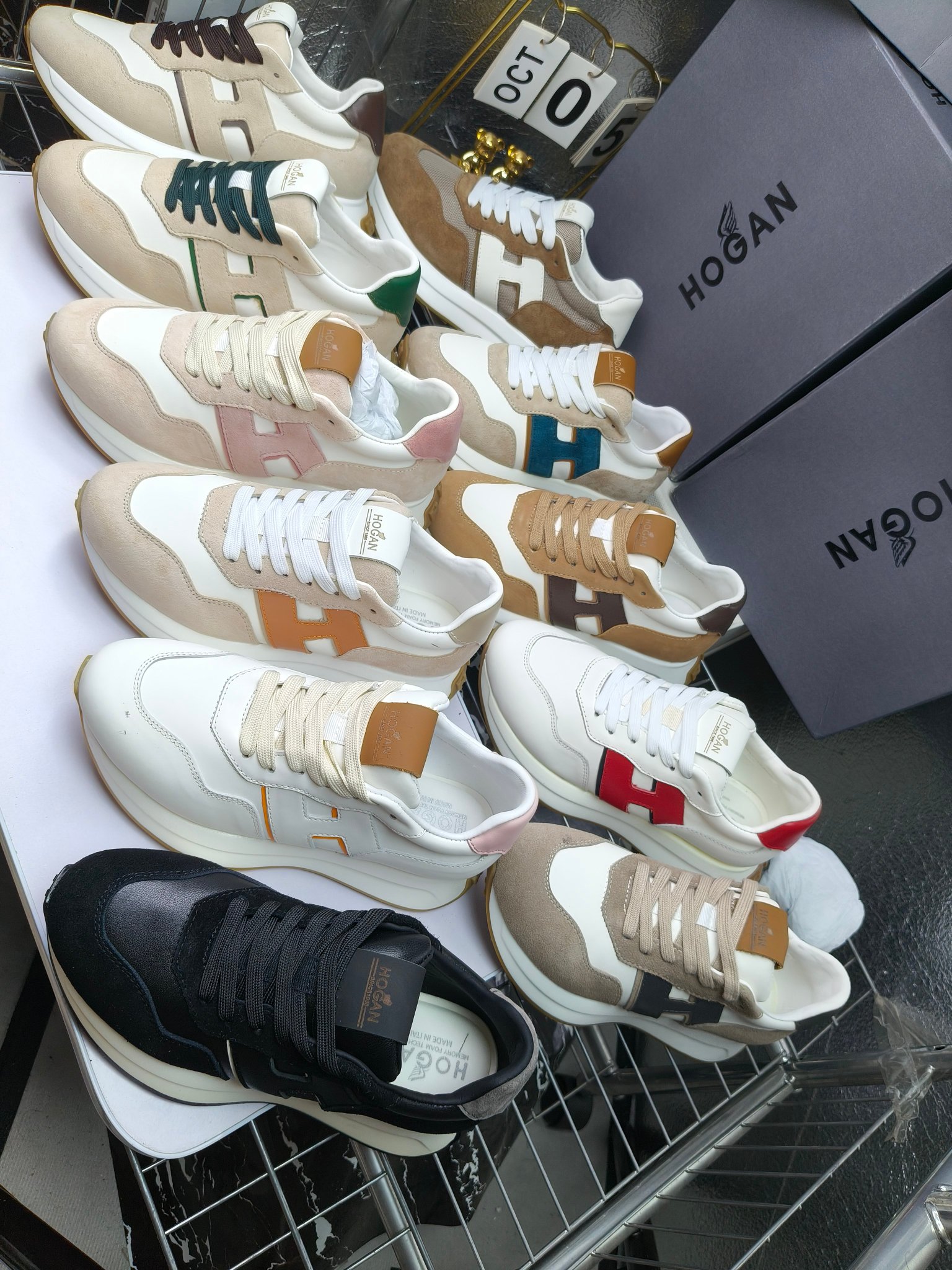 hogan
霍根 H-STRIS系列情侣款老爹鞋
出厂280
厚底休闲运动鞋。
原版购入开发做货👍🏻
此款H-STRIS系列运动鞋采用竖条和波纹的厚底设计，令整鞋焕发新意活力，穿梭型格畅想，抢占视线焦点，再掀现代感都市风潮。🤩
面料：原版定制进口牛皮材质
内里：原版定制透气网里
鞋底：独家开模超轻发泡材质
底厚：约5.5cm
码数：女35-40（40.41定做）
 男39-44(38. 45.46定做)#小程序://微商相册/高清看款/7bEi7o32SyhKL8y