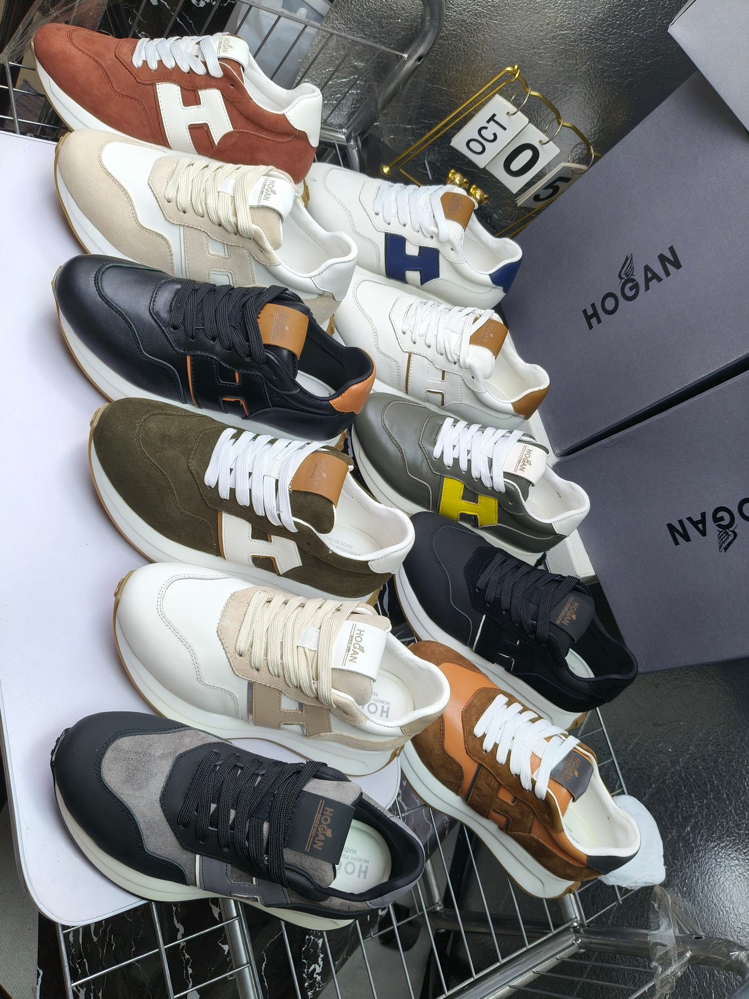 hogan
霍根 H-STRIS系列情侣款老爹鞋
出厂280
厚底休闲运动鞋。
原版购入开发做货👍🏻
此款H-STRIS系列运动鞋采用竖条和波纹的厚底设计，令整鞋焕发新意活力，穿梭型格畅想，抢占视线焦点，再掀现代感都市风潮。🤩
面料：原版定制进口牛皮材质
内里：原版定制透气网里
鞋底：独家开模超轻发泡材质
底厚：约5.5cm
码数：女35-40（40.41定做）
 男39-44(38. 45.46定做)#小程序://微商相册/高清看款/7bEi7o32SyhKL8y