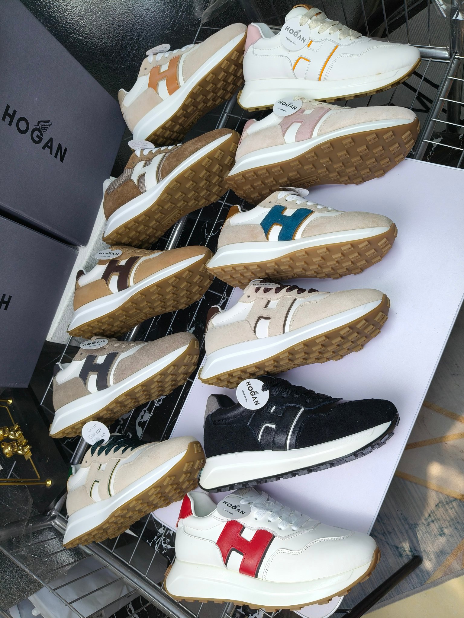 hogan
霍根 H-STRIS系列情侣款老爹鞋
出厂280
厚底休闲运动鞋。
原版购入开发做货👍🏻
此款H-STRIS系列运动鞋采用竖条和波纹的厚底设计，令整鞋焕发新意活力，穿梭型格畅想，抢占视线焦点，再掀现代感都市风潮。🤩
面料：原版定制进口牛皮材质
内里：原版定制透气网里
鞋底：独家开模超轻发泡材质
底厚：约5.5cm
码数：女35-40（40.41定做）
 男39-44(38. 45.46定做)#小程序://微商相册/高清看款/7bEi7o32SyhKL8y