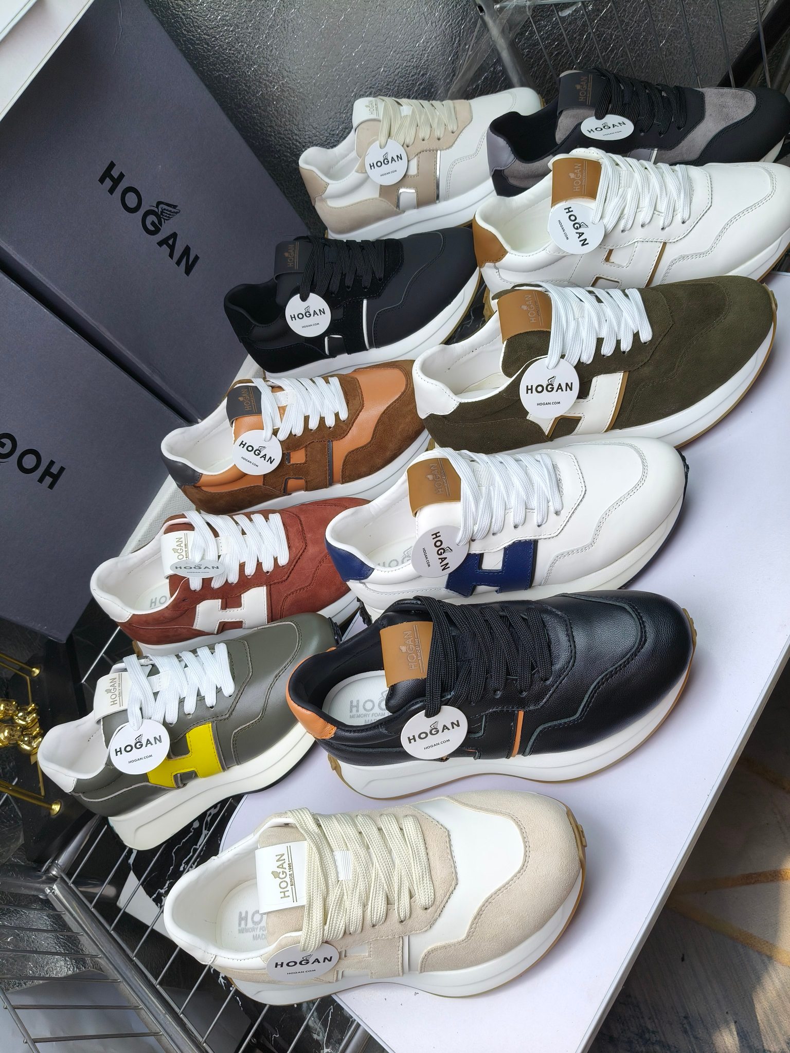 hogan
霍根 H-STRIS系列情侣款老爹鞋
出厂280
厚底休闲运动鞋。
原版购入开发做货👍🏻
此款H-STRIS系列运动鞋采用竖条和波纹的厚底设计，令整鞋焕发新意活力，穿梭型格畅想，抢占视线焦点，再掀现代感都市风潮。🤩
面料：原版定制进口牛皮材质
内里：原版定制透气网里
鞋底：独家开模超轻发泡材质
底厚：约5.5cm
码数：女35-40（40.41定做）
 男39-44(38. 45.46定做)#小程序://微商相册/高清看款/7bEi7o32SyhKL8y