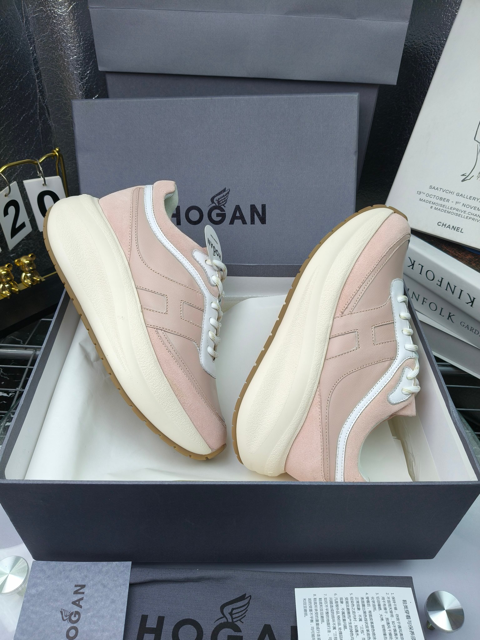 hogan
2025vs最新运动休闲爆款系列&hellip;&hellip;
出厂300
【松糕厚底胶头休闲鞋】
流行 H拼色工艺~休闲运动鞋履精湛手工设计融入军装元素，兼职实用与个性造型感;多元材质融入缤纷创作灵感，调和品牌经典与潮流格调，点亮休闲日常;搭载记忆泡沫内底缓震设计，轻盈舒适，焕呈轻巧，舒适多元化风格穿搭~~~
❶面料：定制原版牛皮
❷内里：定制原版羊皮
❸垫脚：定制原版注塑成型垫
❹大底：原版开模发泡成型底
❺码数：35-40
❻包装：原版全套包装
