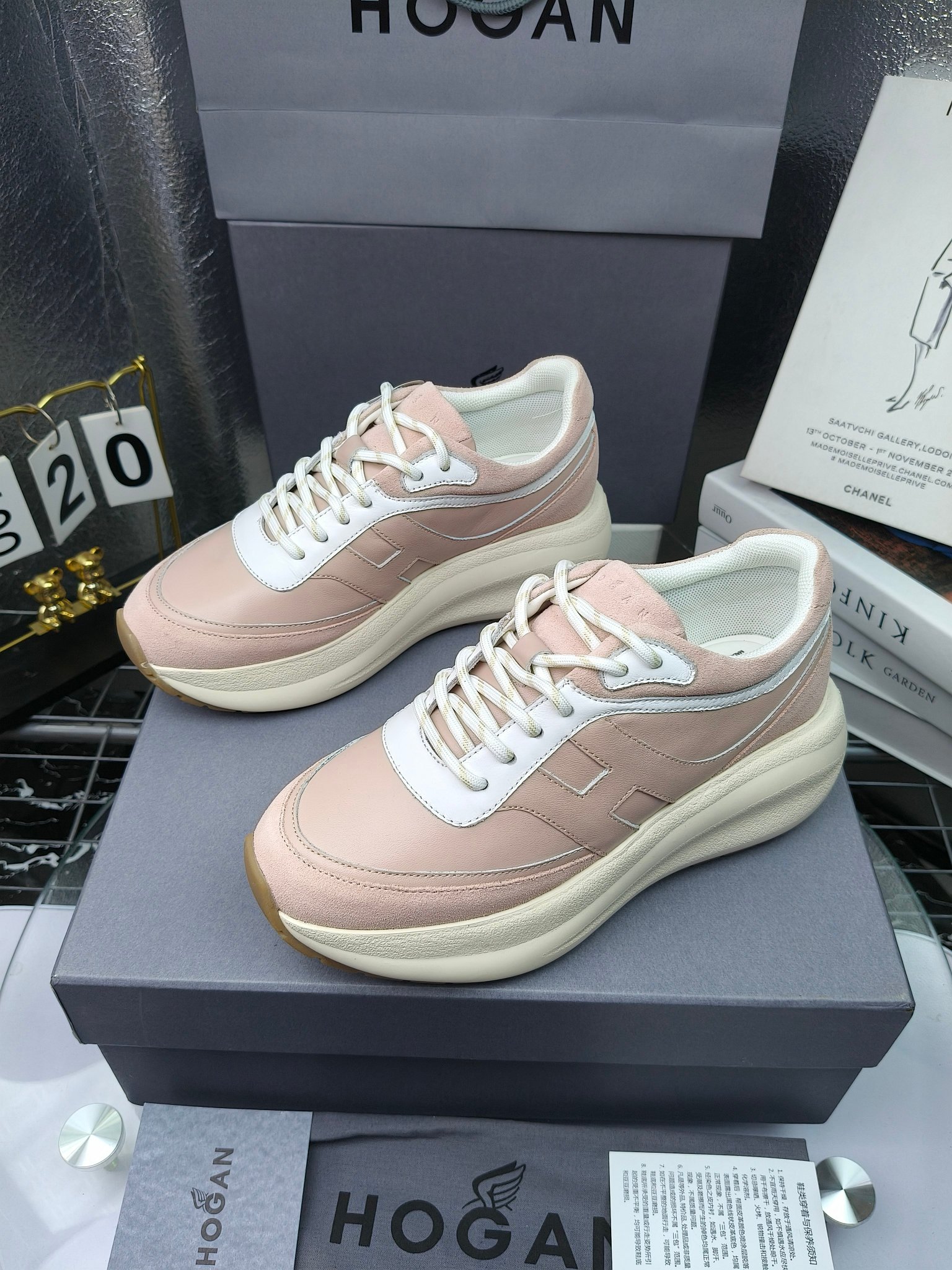 hogan
2025vs最新运动休闲爆款系列&hellip;&hellip;
出厂300
【松糕厚底胶头休闲鞋】
流行 H拼色工艺~休闲运动鞋履精湛手工设计融入军装元素，兼职实用与个性造型感;多元材质融入缤纷创作灵感，调和品牌经典与潮流格调，点亮休闲日常;搭载记忆泡沫内底缓震设计，轻盈舒适，焕呈轻巧，舒适多元化风格穿搭~~~
❶面料：定制原版牛皮
❷内里：定制原版羊皮
❸垫脚：定制原版注塑成型垫
❹大底：原版开模发泡成型底
❺码数：35-40
❻包装：原版全套包装
