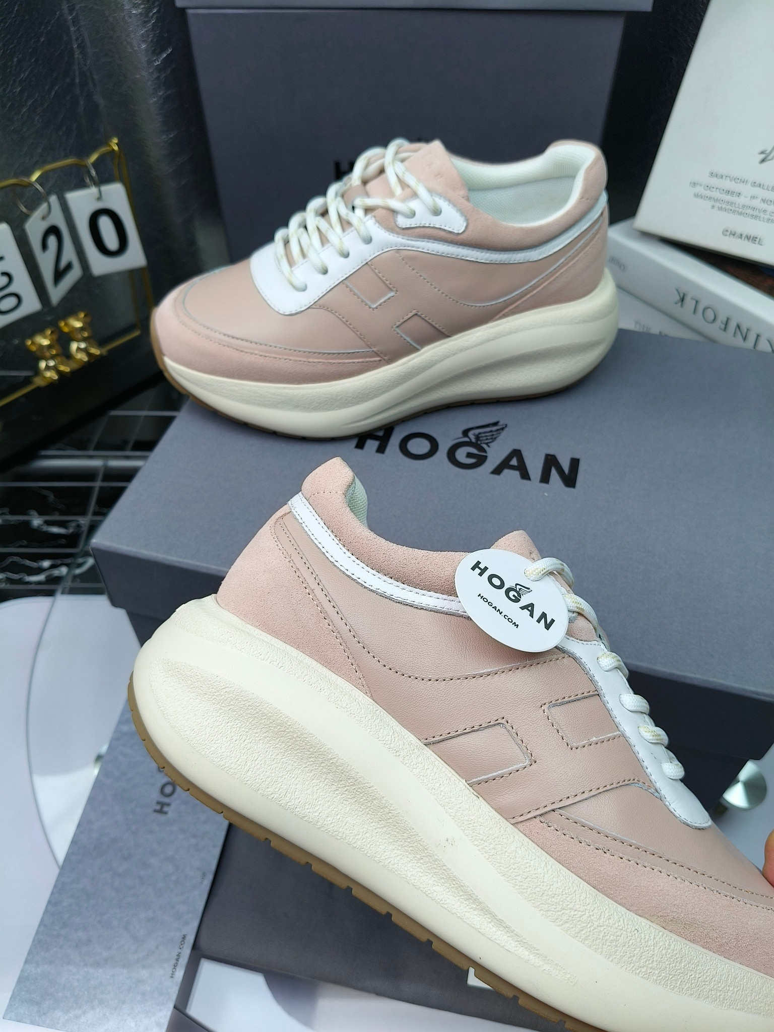 hogan
2025vs最新运动休闲爆款系列&hellip;&hellip;
出厂300
【松糕厚底胶头休闲鞋】
流行 H拼色工艺~休闲运动鞋履精湛手工设计融入军装元素，兼职实用与个性造型感;多元材质融入缤纷创作灵感，调和品牌经典与潮流格调，点亮休闲日常;搭载记忆泡沫内底缓震设计，轻盈舒适，焕呈轻巧，舒适多元化风格穿搭~~~
❶面料：定制原版牛皮
❷内里：定制原版羊皮
❸垫脚：定制原版注塑成型垫
❹大底：原版开模发泡成型底
❺码数：35-40
❻包装：原版全套包装
