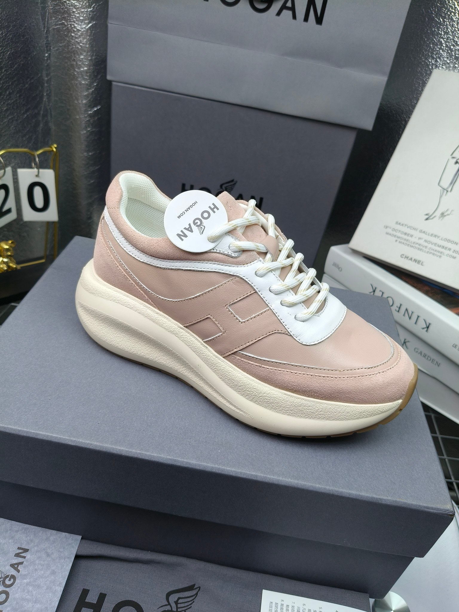 hogan
2025vs最新运动休闲爆款系列&hellip;&hellip;
出厂300
【松糕厚底胶头休闲鞋】
流行 H拼色工艺~休闲运动鞋履精湛手工设计融入军装元素，兼职实用与个性造型感;多元材质融入缤纷创作灵感，调和品牌经典与潮流格调，点亮休闲日常;搭载记忆泡沫内底缓震设计，轻盈舒适，焕呈轻巧，舒适多元化风格穿搭~~~
❶面料：定制原版牛皮
❷内里：定制原版羊皮
❸垫脚：定制原版注塑成型垫
❹大底：原版开模发泡成型底
❺码数：35-40
❻包装：原版全套包装
