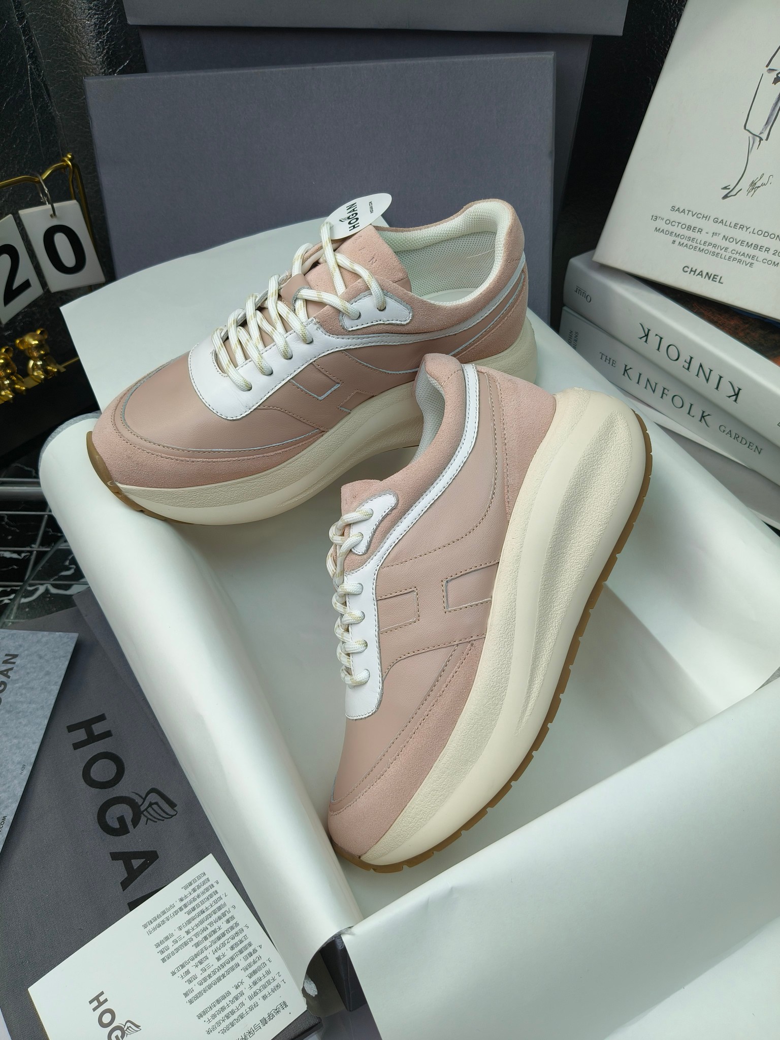 hogan
2025vs最新运动休闲爆款系列&hellip;&hellip;
出厂300
【松糕厚底胶头休闲鞋】
流行 H拼色工艺~休闲运动鞋履精湛手工设计融入军装元素，兼职实用与个性造型感;多元材质融入缤纷创作灵感，调和品牌经典与潮流格调，点亮休闲日常;搭载记忆泡沫内底缓震设计，轻盈舒适，焕呈轻巧，舒适多元化风格穿搭~~~
❶面料：定制原版牛皮
❷内里：定制原版羊皮
❸垫脚：定制原版注塑成型垫
❹大底：原版开模发泡成型底
❺码数：35-40
❻包装：原版全套包装
